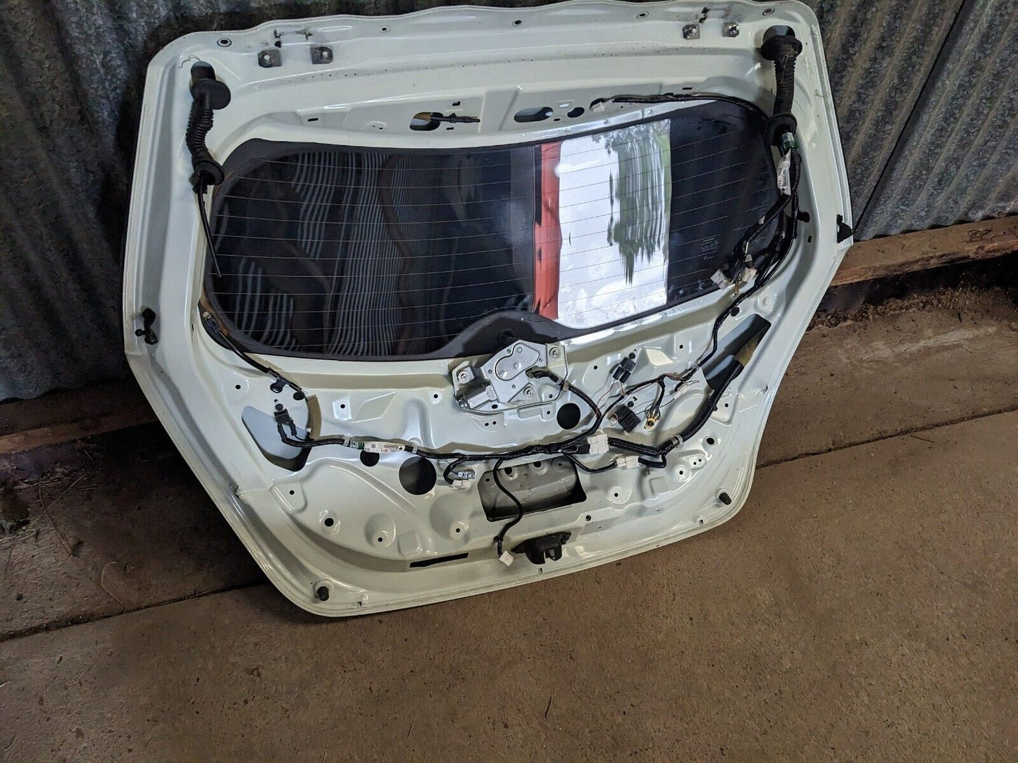 Nissan Leaf 11-12 Back Rear Glass Windscreen Windshield 90300-3NA0A