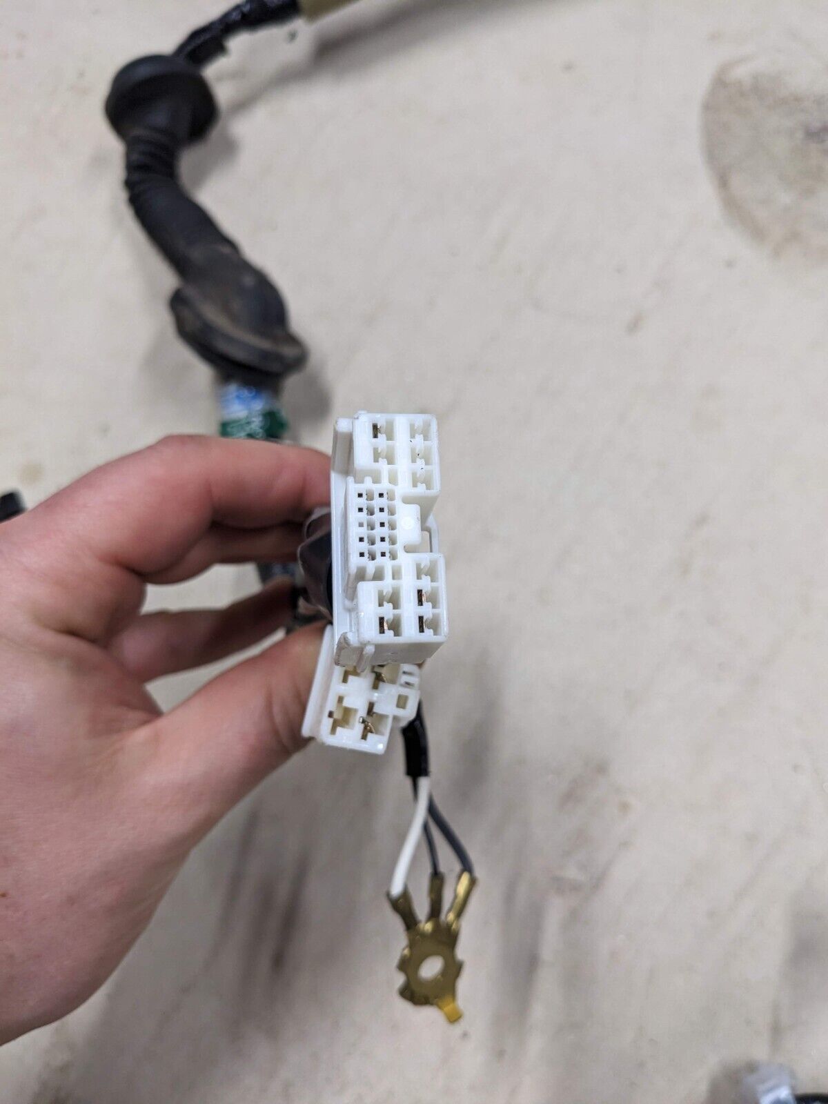 2011 - 2017 Nissan Leaf Harness Back Door Tailgate 24052-3ND0A