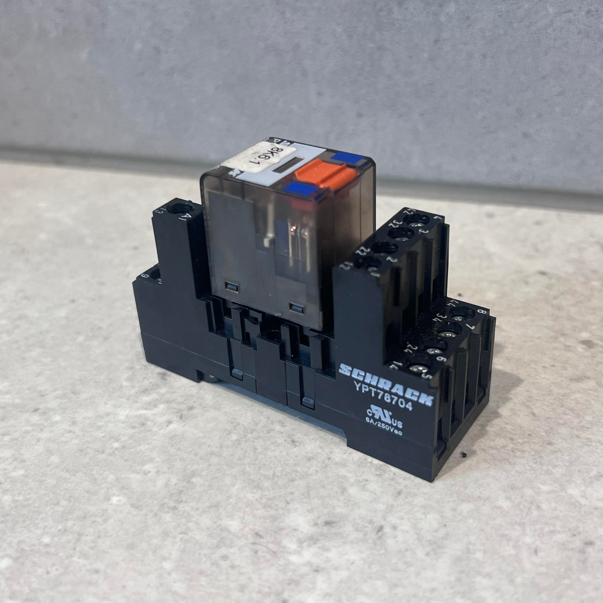 Schrack Relay 24V 6A, on relay base