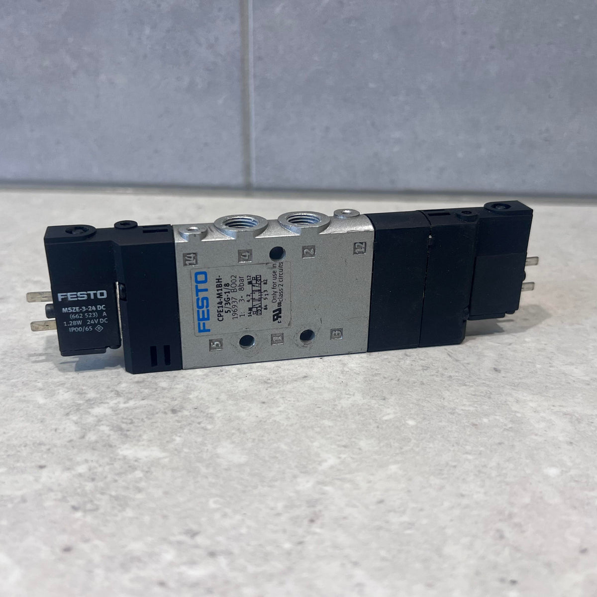 Festo Solenoid Pilot Valve - Electric G CPE Series 196937 + Plugs & Wires