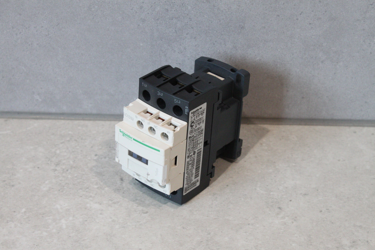 SCHNEIDER LC1D Contactor, 400V ac Coil, 3-Pole, 32 A, 15 kW 1NO 1 NC LC1D32 V7