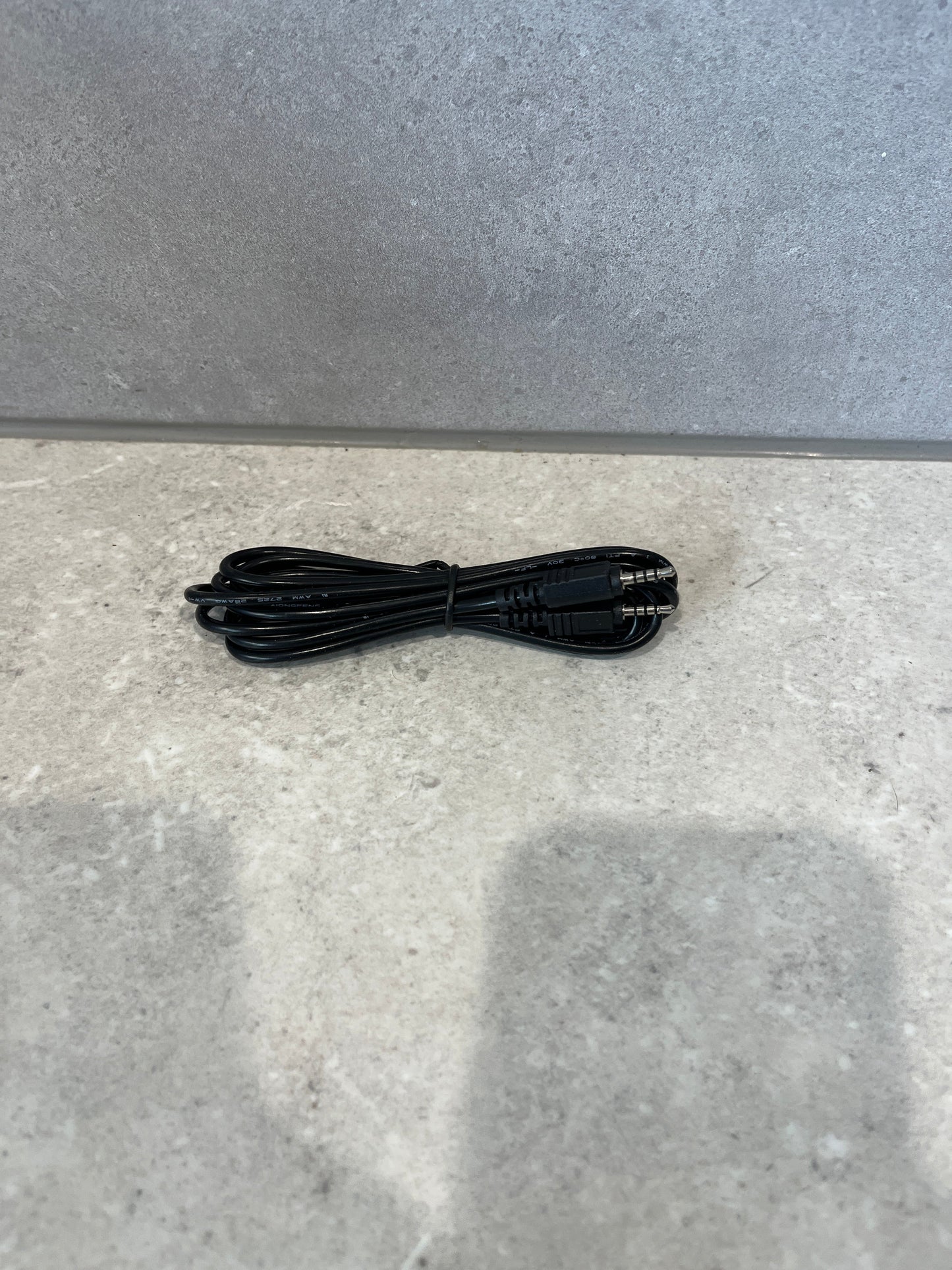 2.5mm Audio Aux Cable2.5mm Male to Male TRRS Stereo Headset Headphone Jack Connector Cable for Smartphone 1.8M