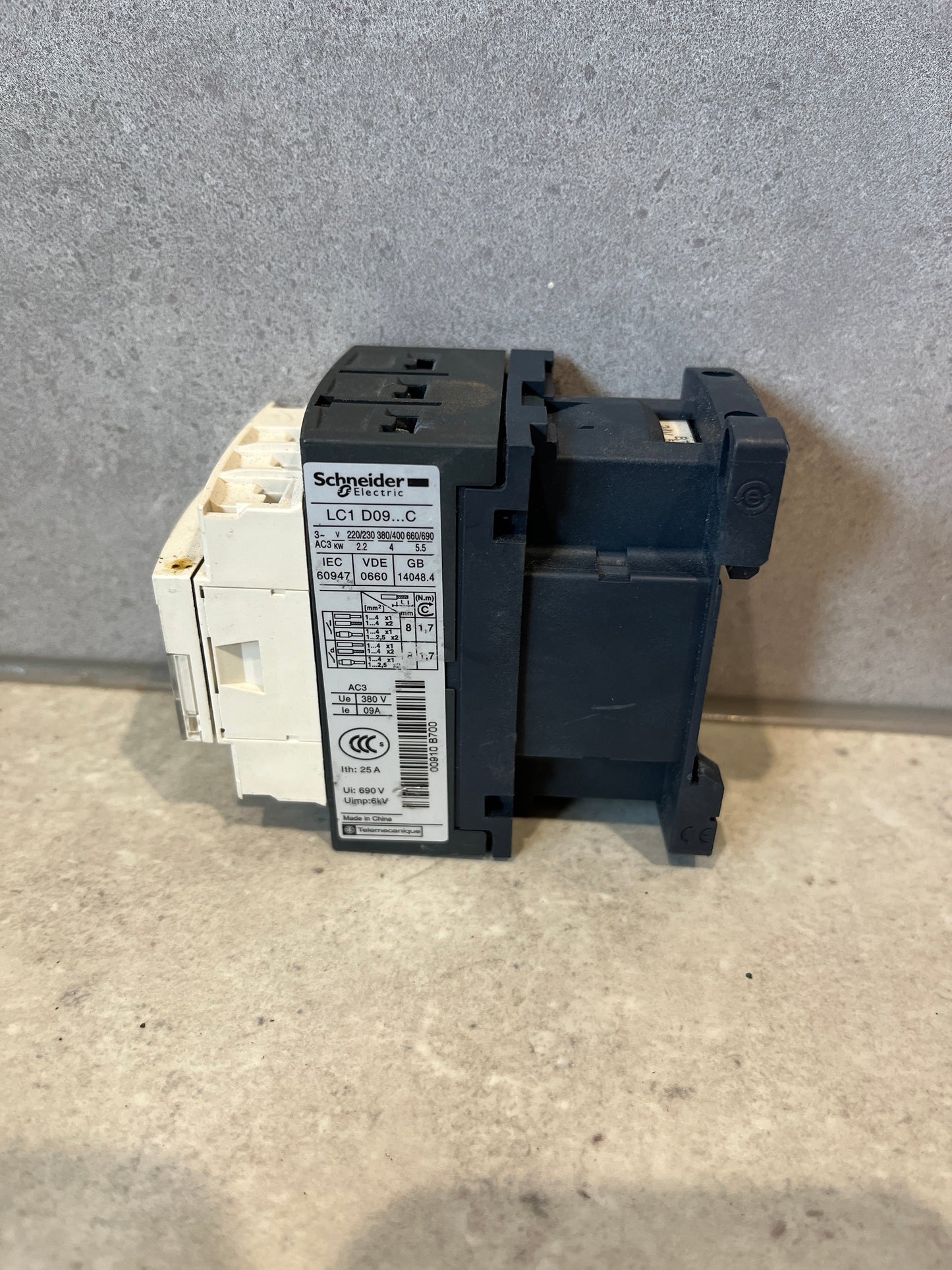LC1D09 | Schneider | Contactor, 25A, 3 Pole, 600VAC, 24VDC Coil, Used