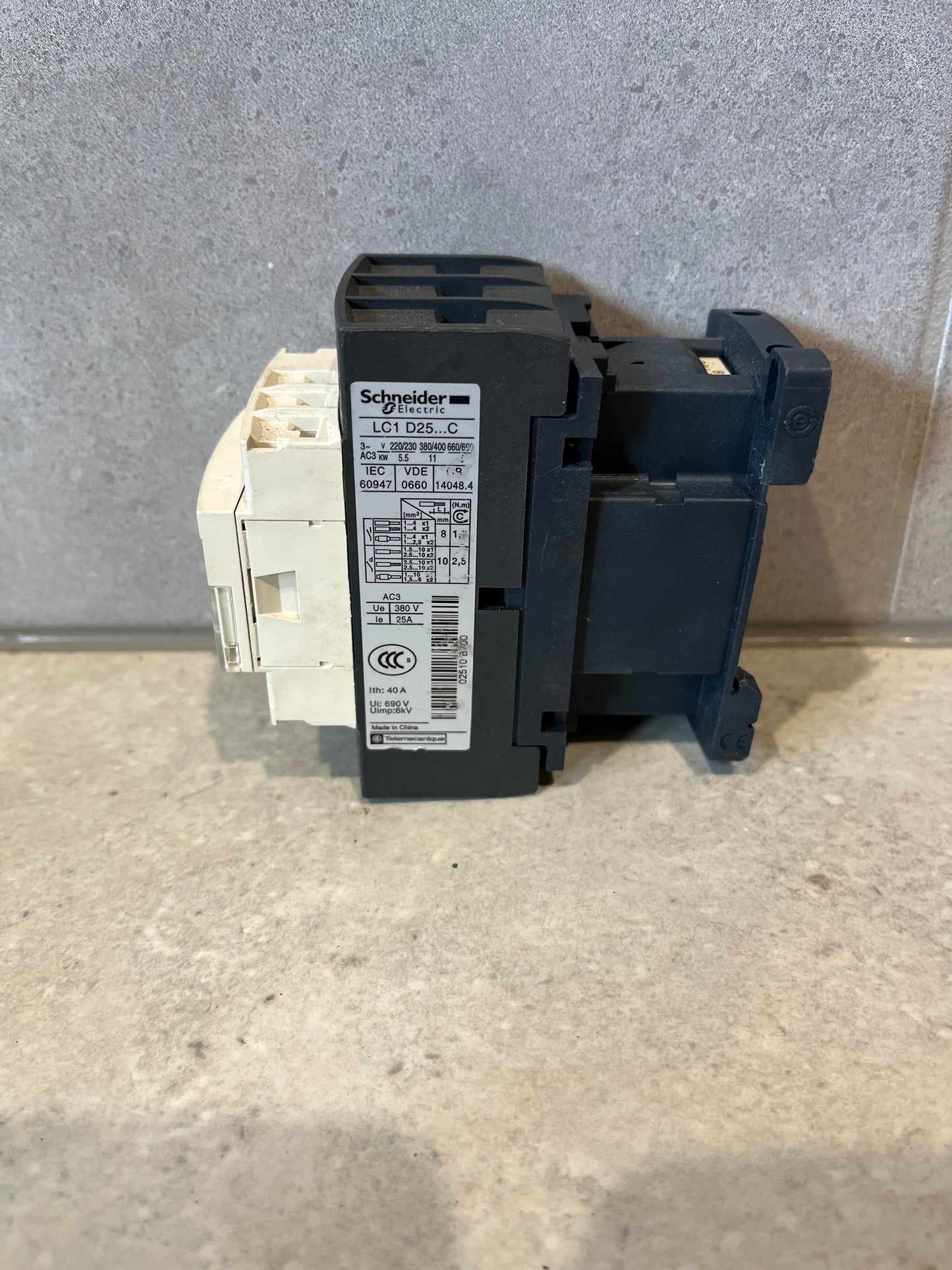 LC1D25 | Schneider | Contactor, 40A, 3 Pole, 600VAC, 24VDC Coil, Used