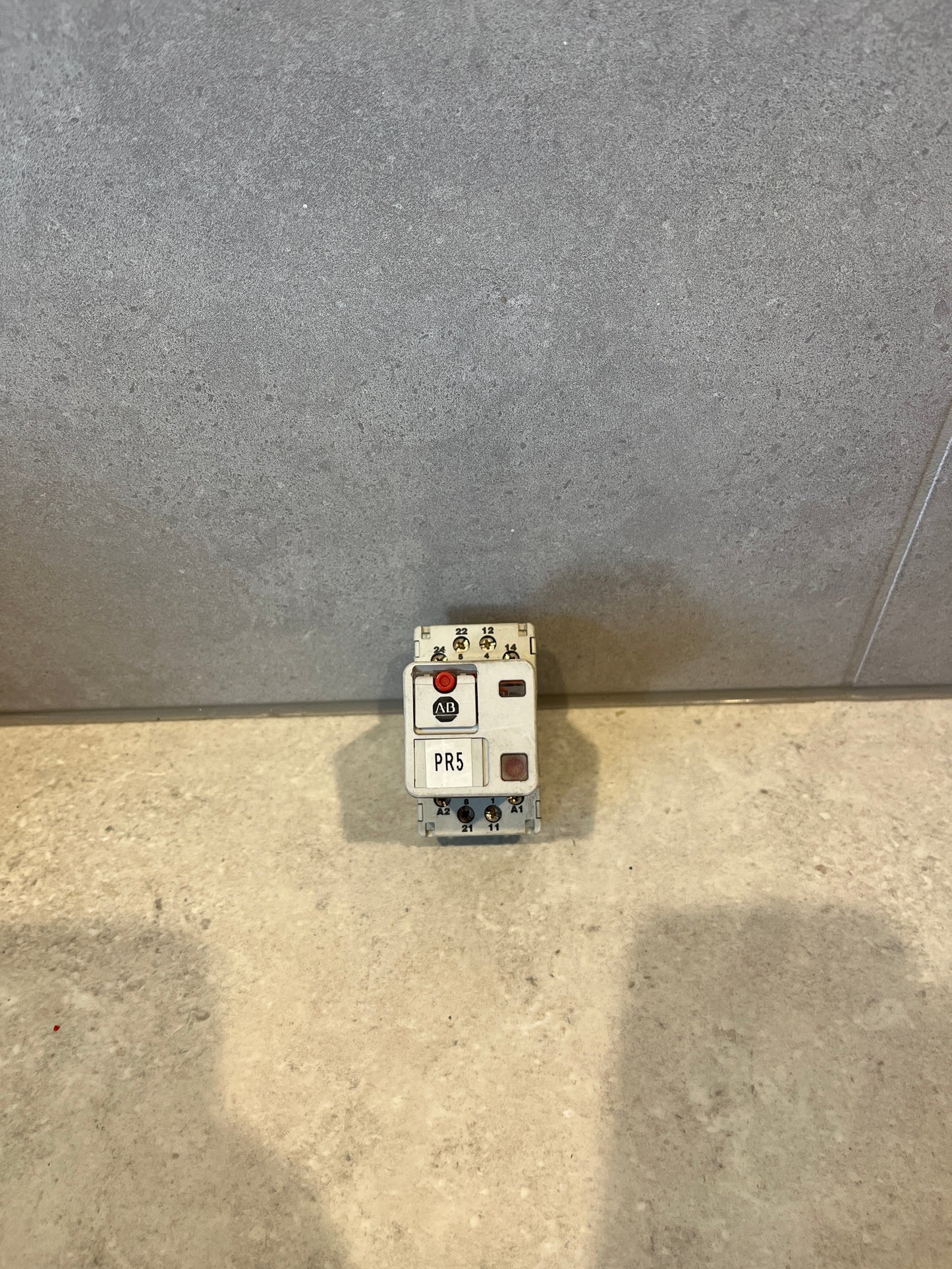 Allen-Bradley 700-HA Tube Base Relay 10A 2CO 24V DC Coil with Pushbutton + LED 700HA32Z2434