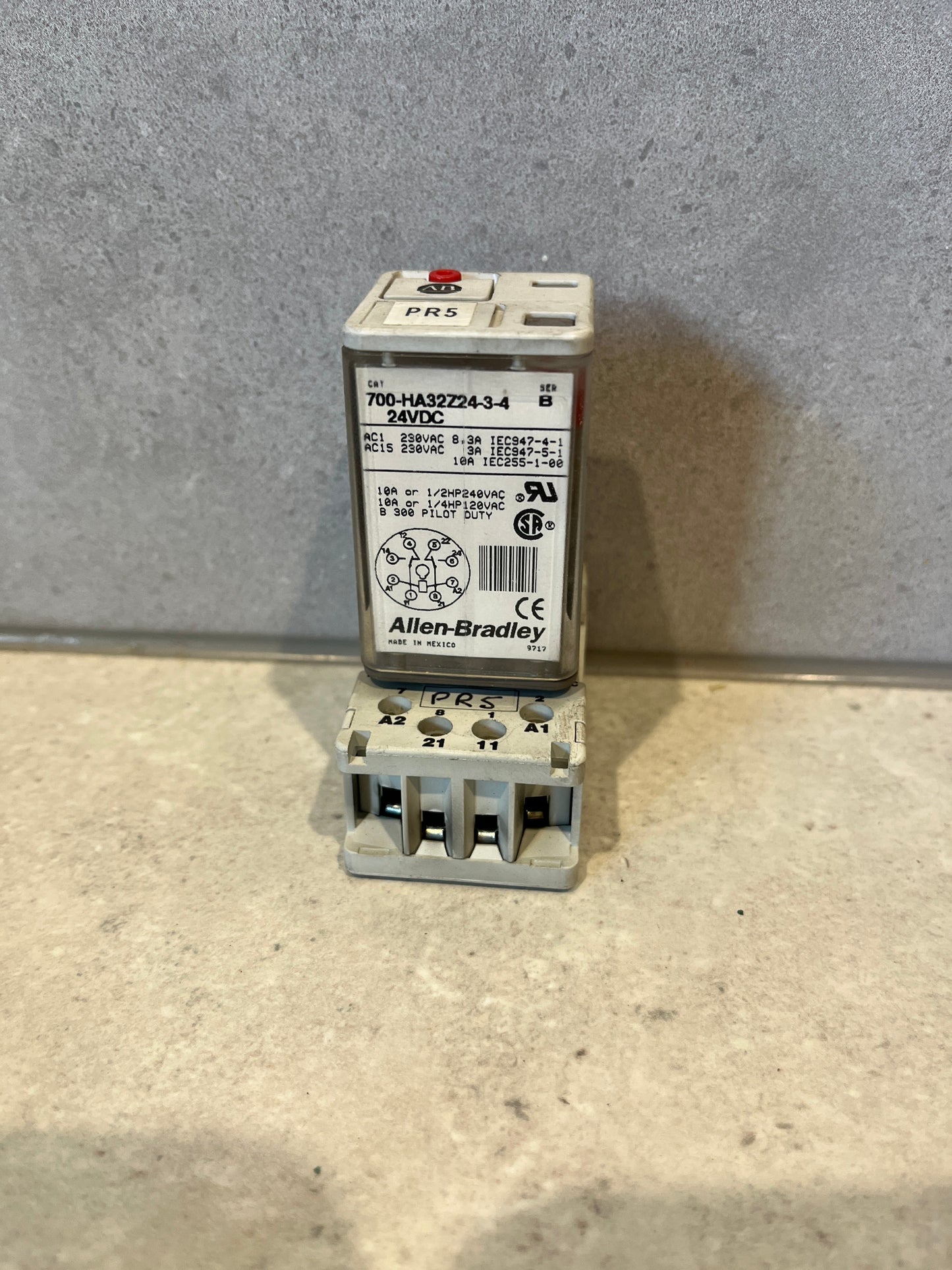 Allen-Bradley 700-HA Tube Base Relay 10A 2CO 24V DC Coil with Pushbutton + LED 700HA32Z2434