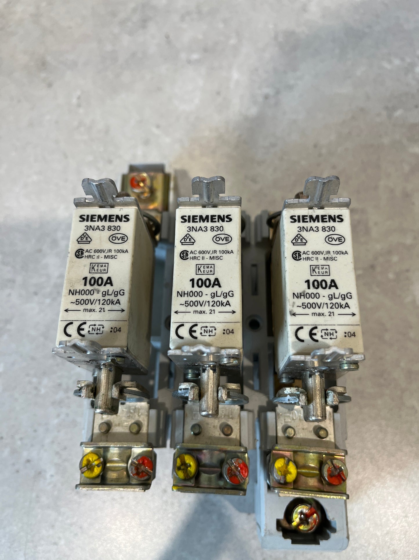 3NA3 830 | Siemens | Fuse Link 100A 500VAC 250VDC 25kA USED- Includes Base
