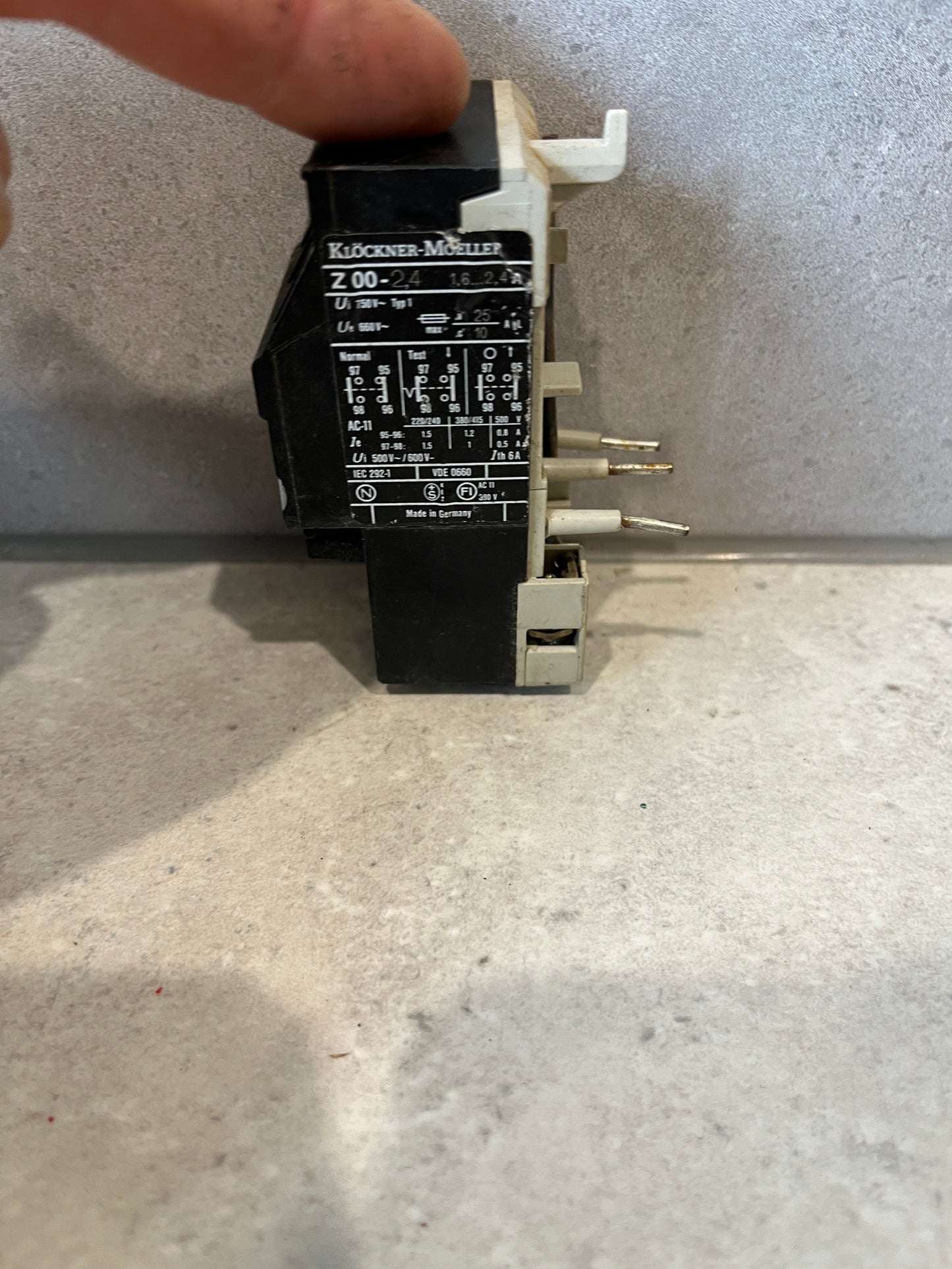 Z00-2.4 | Moeller | Overload Relay 1.6 - 2.4A 3 Pole 1 N.O. + 1 N.C.-USED