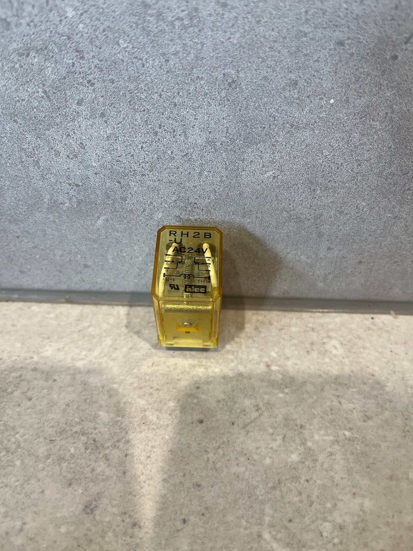 IDEC RH2B-UAC24V Relay Plug-In DPDT 10A 24VAC