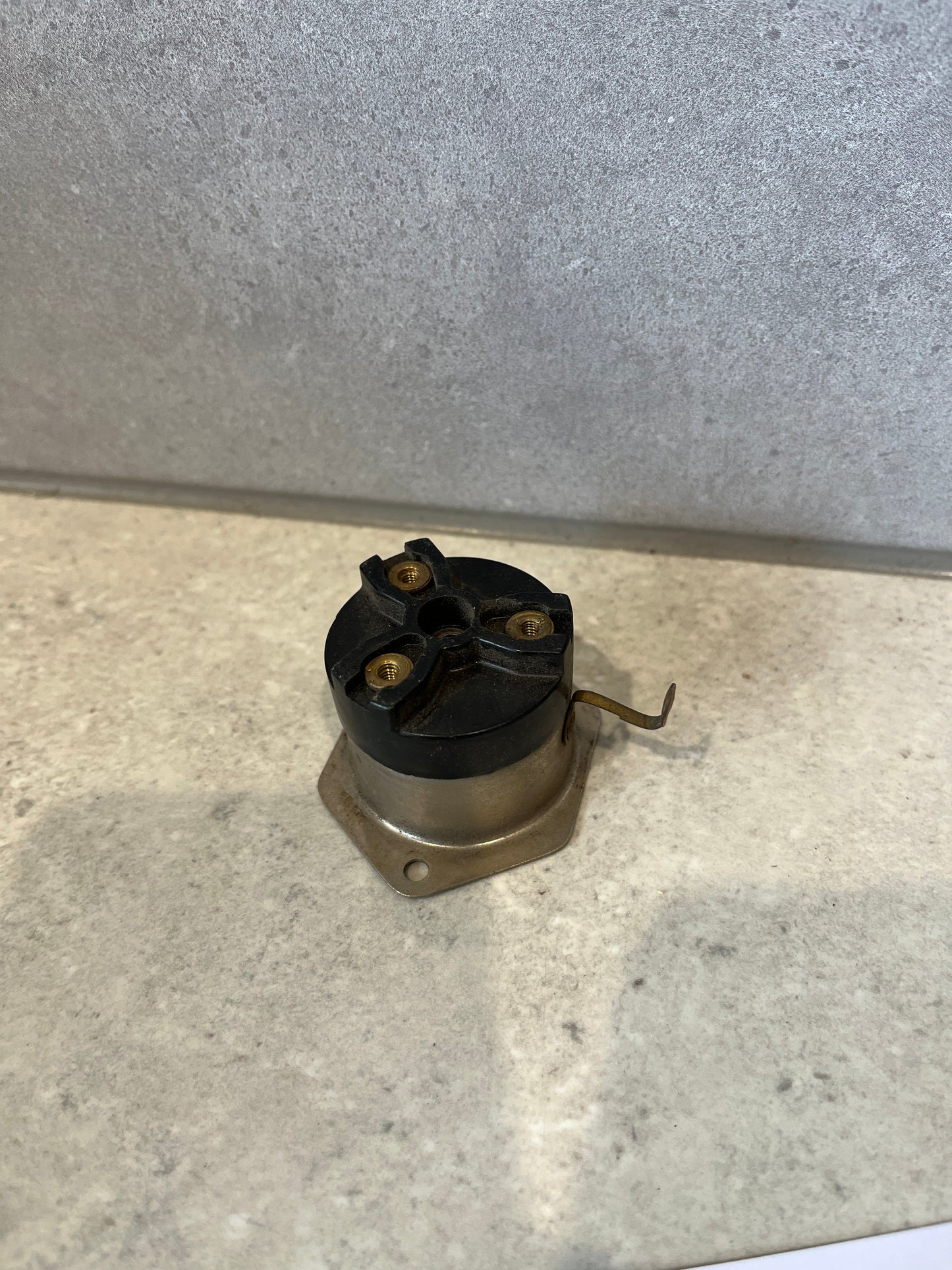 HUBBELL WIRING DEVICE-KELLEMS HBL7557G Flanged Receptacle, 10A, 125V, 3-Pole, 3-