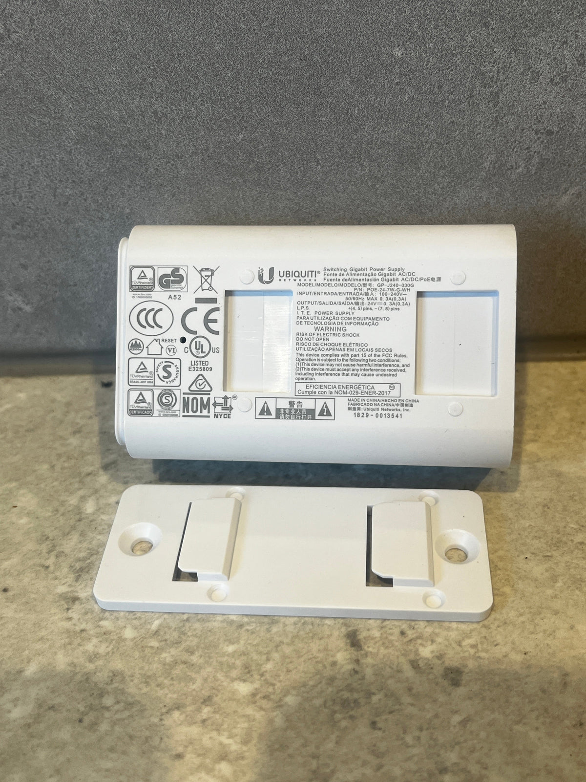 Ubiquiti POE-24-7W-G-WH - PoE Injector, 24VDC, 0.3A, Gigabit