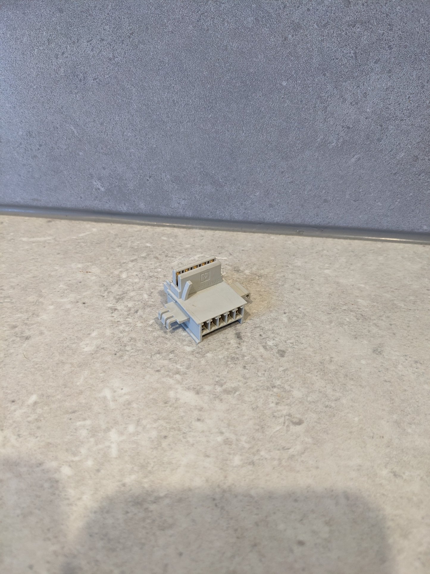 2713722 | Phoenix Contact | DIN RAIL CONNECTOR 5 POS 3.81MM TBUS