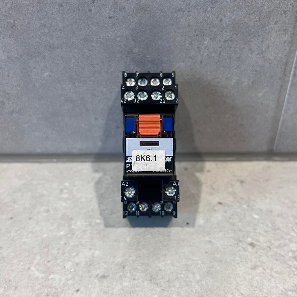 Schrack Relay 24V 6A, on relay base