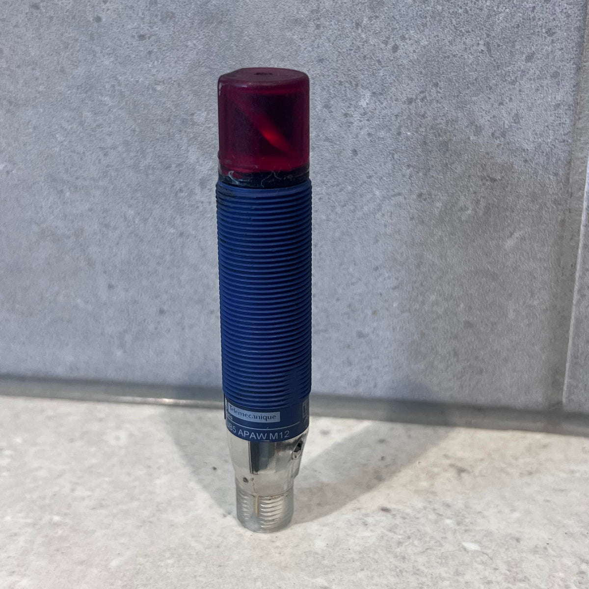 Telemecanique Photo-electric sensor, XUB, diffuse, 90deg, Sn 0.6m, 12 to 24VDC, M12