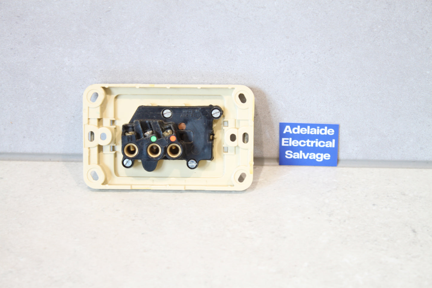 CLIPSAL - Single Switched Power Point GPO 2015-CM Cream - No Surround