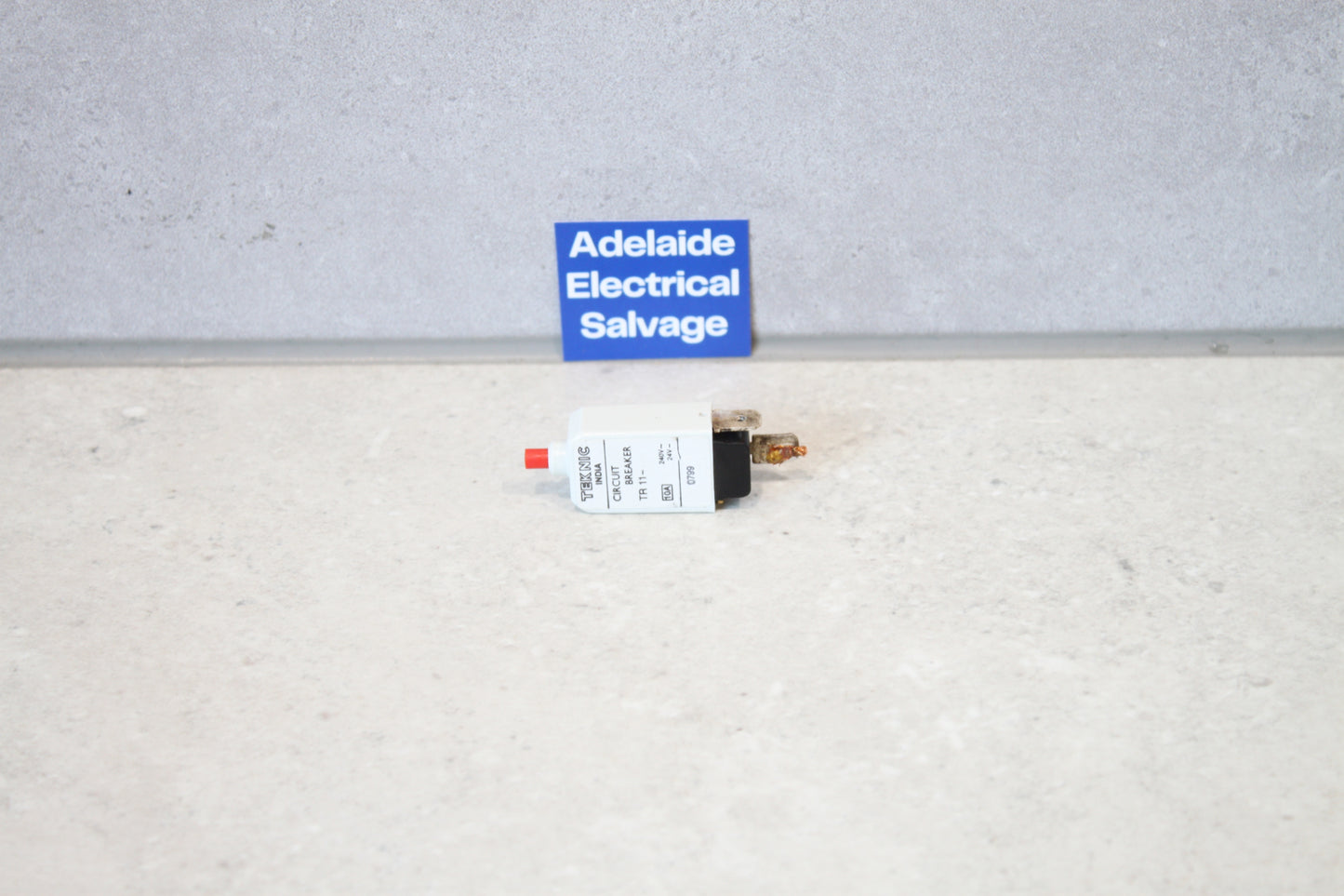 TEKNIC - Circuit Breaker 10A 240VAC 24VDC 19mmx11 with red reset
