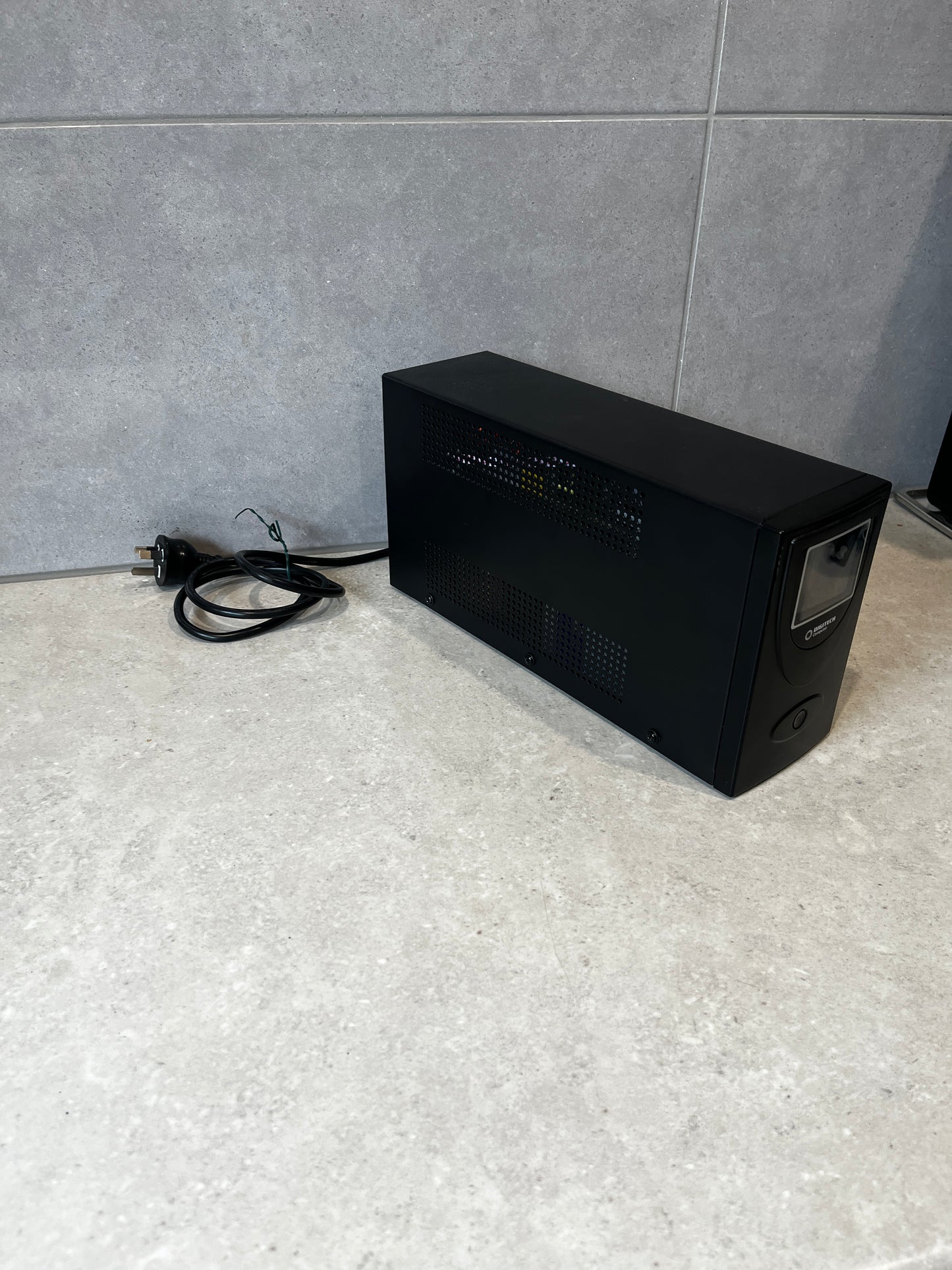 650VA/390W Line Interactive UPS with LCD and USB -New Battery!