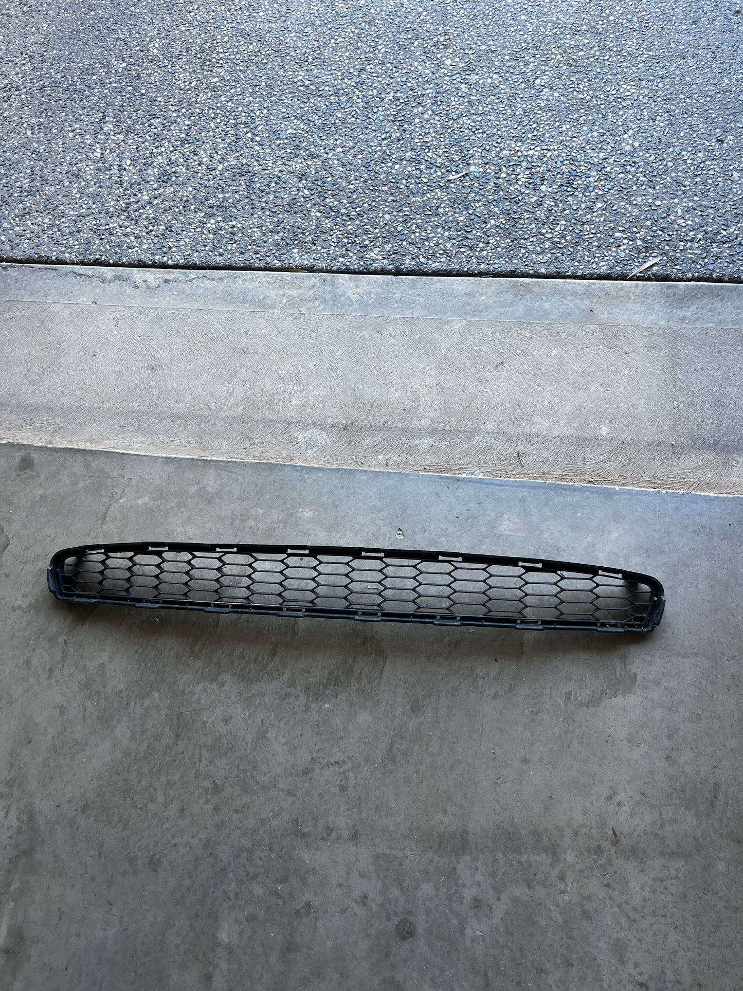 NISSAN LEAF MK1 ZE0 FRONT BUMPER CENTRE LOWER GRILLE 622563NA5A