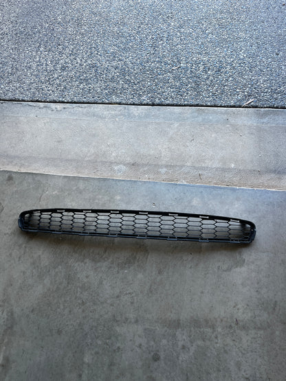 NISSAN LEAF MK1 ZE0 FRONT BUMPER CENTRE LOWER GRILLE 622563NA5A