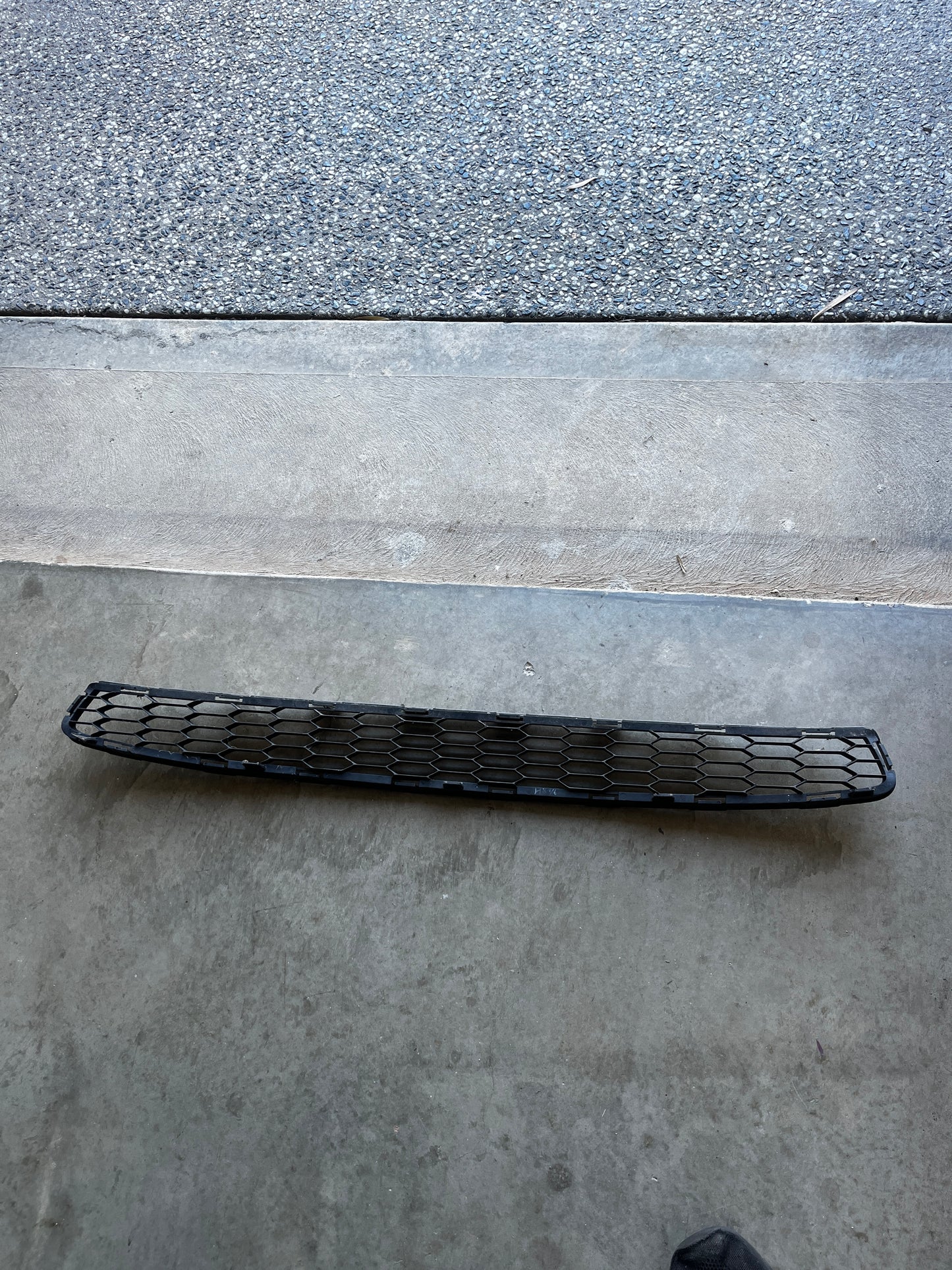 NISSAN LEAF MK1 ZE0 FRONT BUMPER CENTRE LOWER GRILLE 622563NA5A