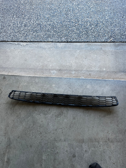 NISSAN LEAF MK1 ZE0 FRONT BUMPER CENTRE LOWER GRILLE 622563NA5A