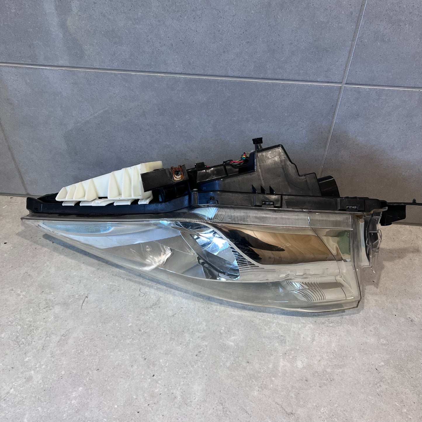 Nissan Leaf ZE0 26010-4NN0A Headlight Lamp Right