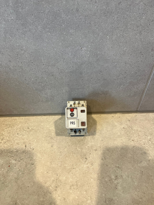 Allen-Bradley 700-HA Tube Base Relay 10A 2CO 24V DC Coil with Pushbutton + LED 700HA32Z2434