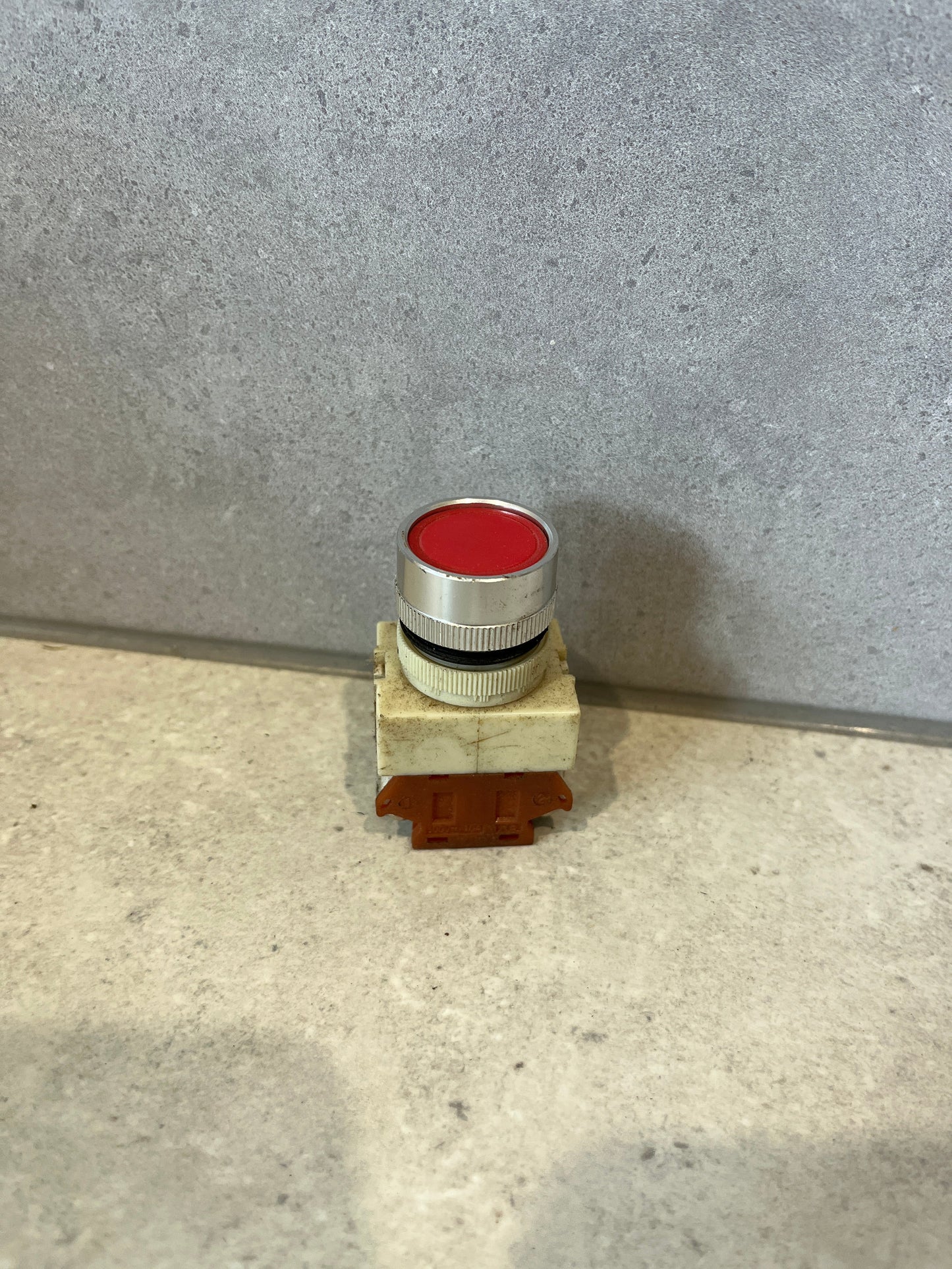 Onpow Y090 Flat Head Red Momentary Button with contacts