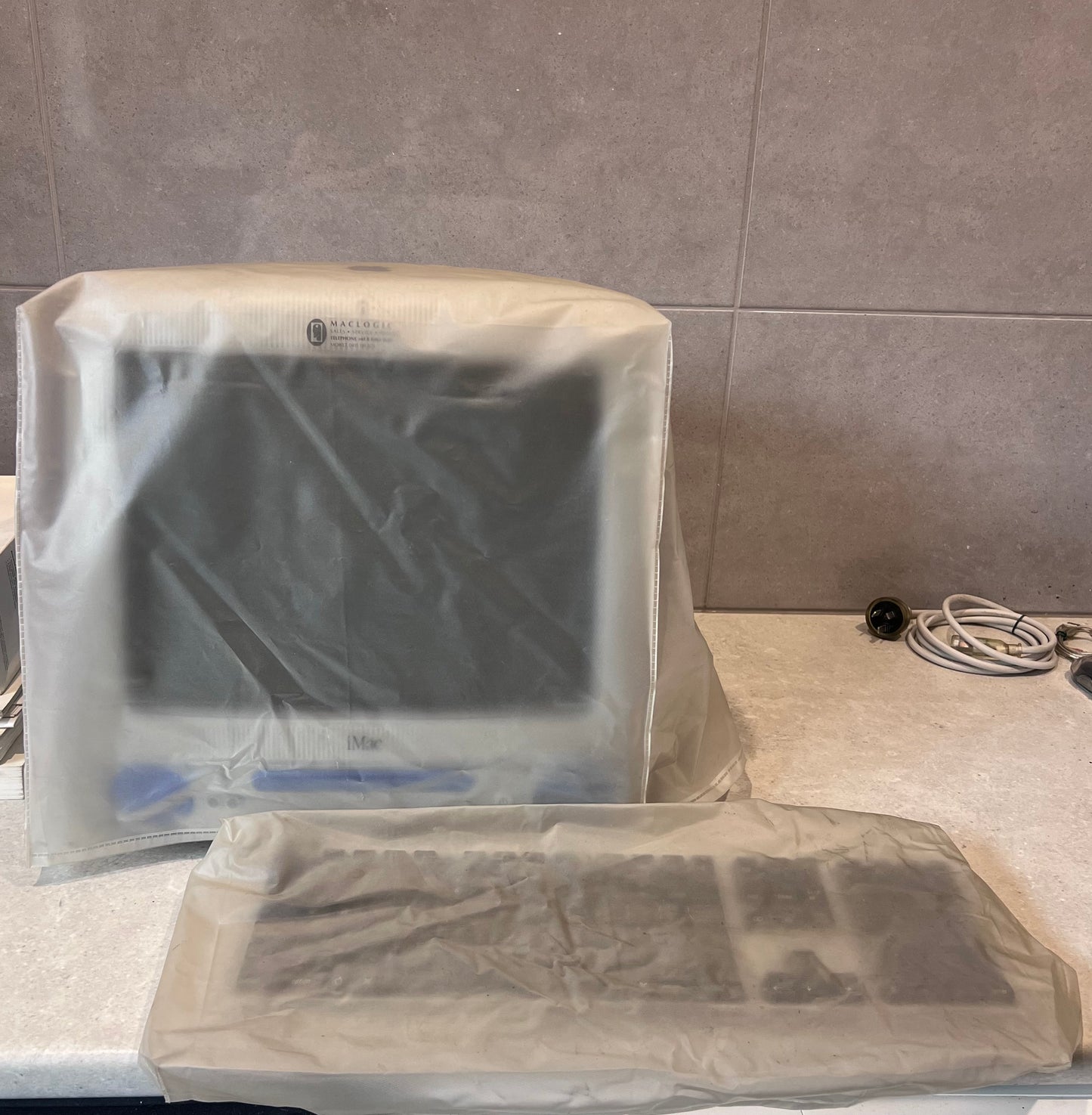 Vintage Apple iMac G3 M5521 with pro keyboard, mouse, manuals & dust covers