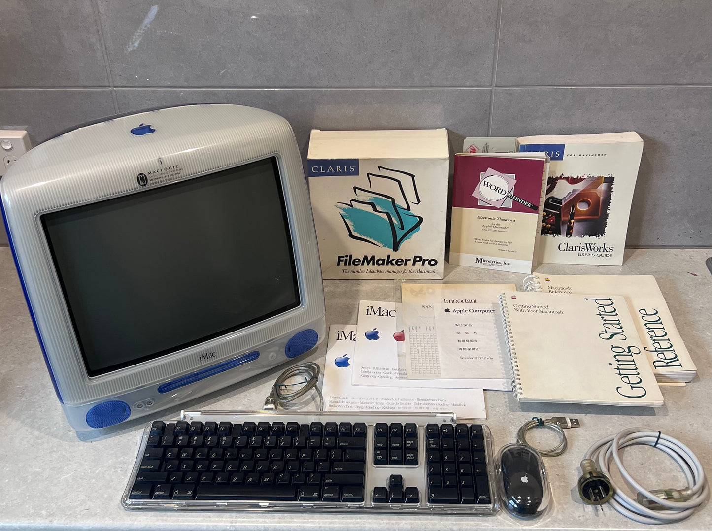Vintage Apple iMac G3 M5521 with pro keyboard, mouse, manuals & dust covers