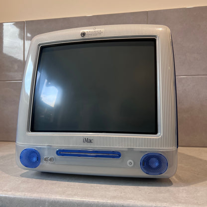 Vintage Apple iMac G3 M5521 with pro keyboard, mouse, manuals & dust covers