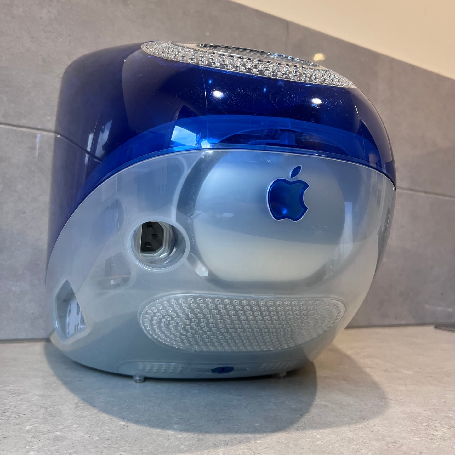 Vintage Apple iMac G3 M5521 with pro keyboard, mouse, manuals & dust covers