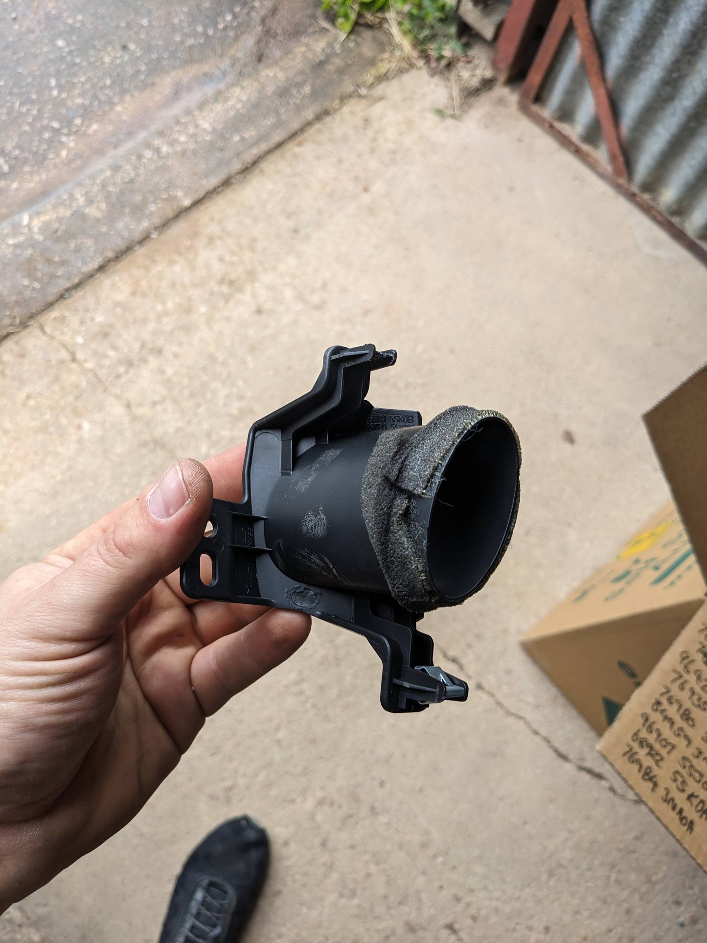 Nissan 682RJ-5SK0B Ventilation Piece  Nissan Leaf ZE1