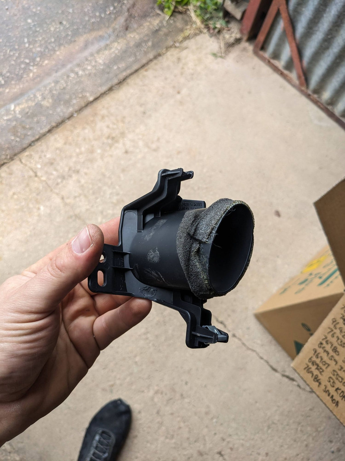 Nissan 682RJ-5SK0B Ventilation Piece  Nissan Leaf ZE1