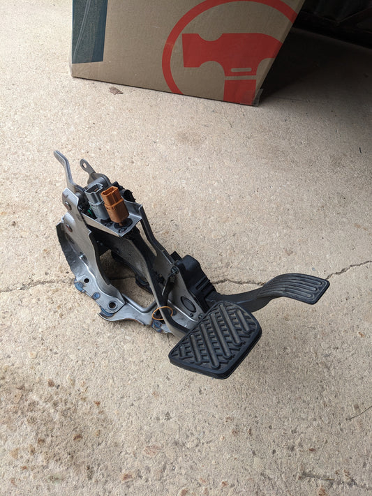 Nissan 46501-5SA1B Pedal Assy-Brake W/Bracket + Accelerator Nissan Leaf ZE1
