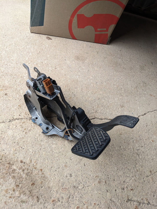 Nissan 46501-5SA1B Pedal Assy-Brake W/Bracket + Accelerator Nissan Leaf ZE1