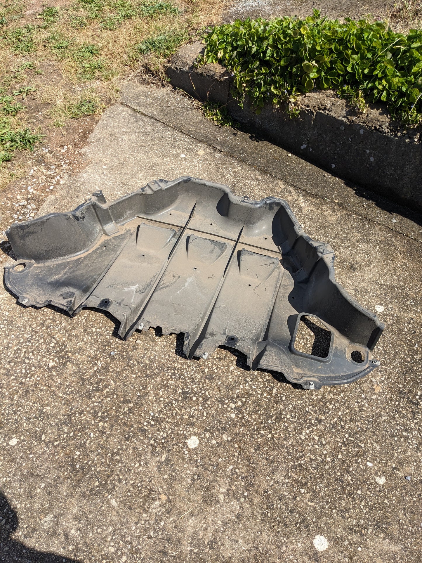 Nissan 748A2-3NA0A DIFFUSER Assembly - Rear Nissan Leaf ZE1