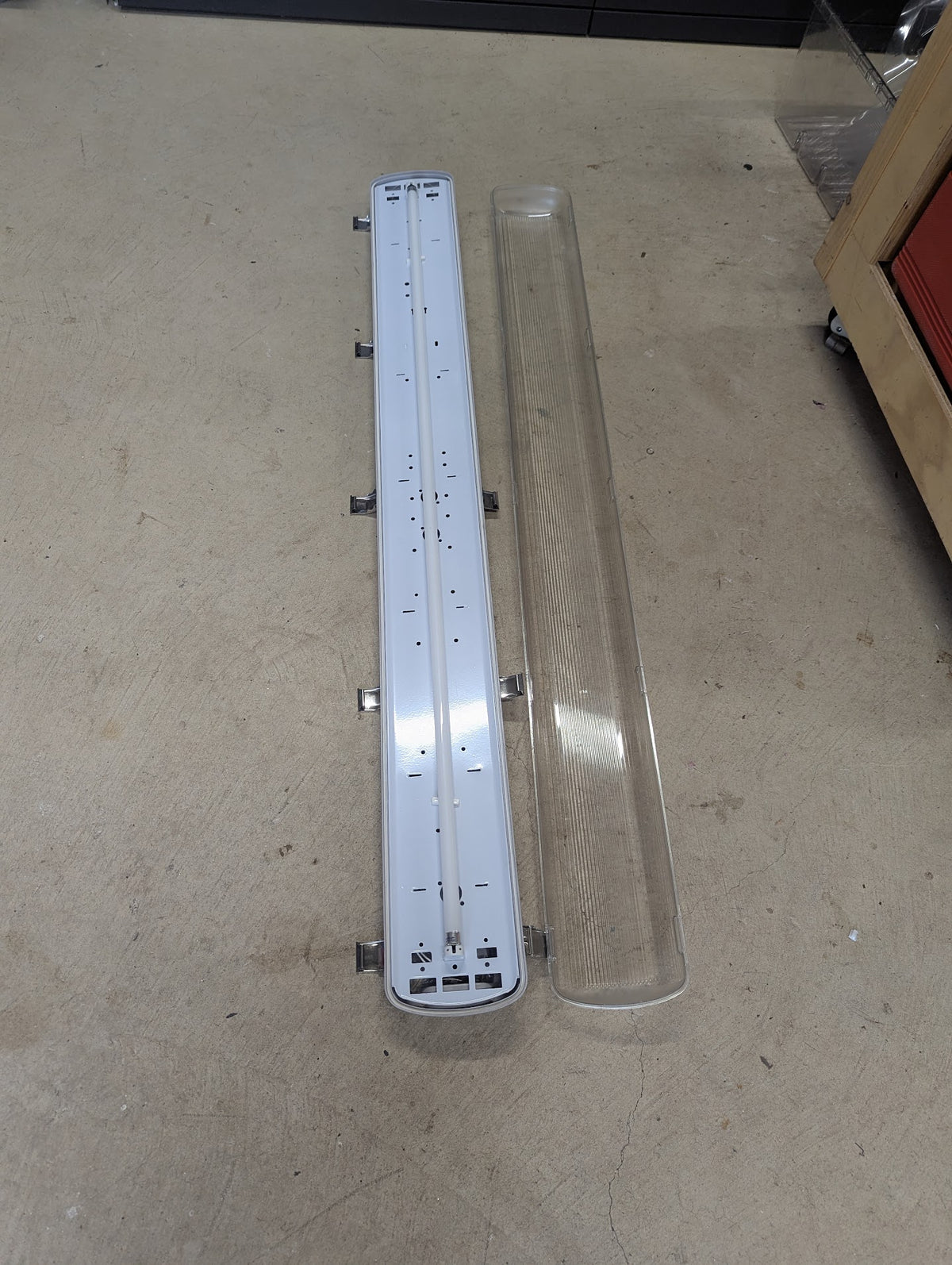 CLIPSAL Weatherproof T5 Fluroescent Fluro Batten 28W 1200mm