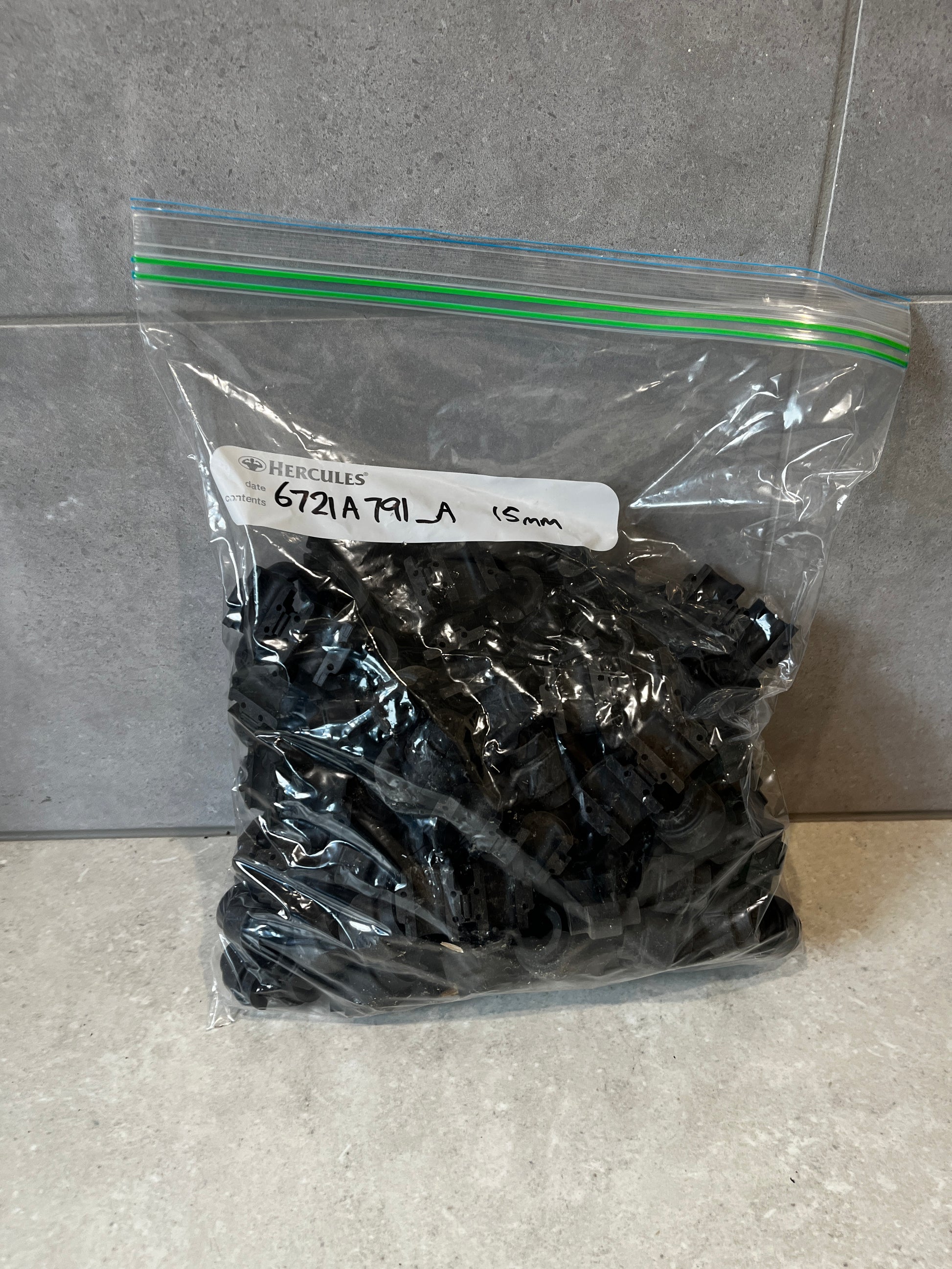 Large bag of black plastic 15mm pipe clamps