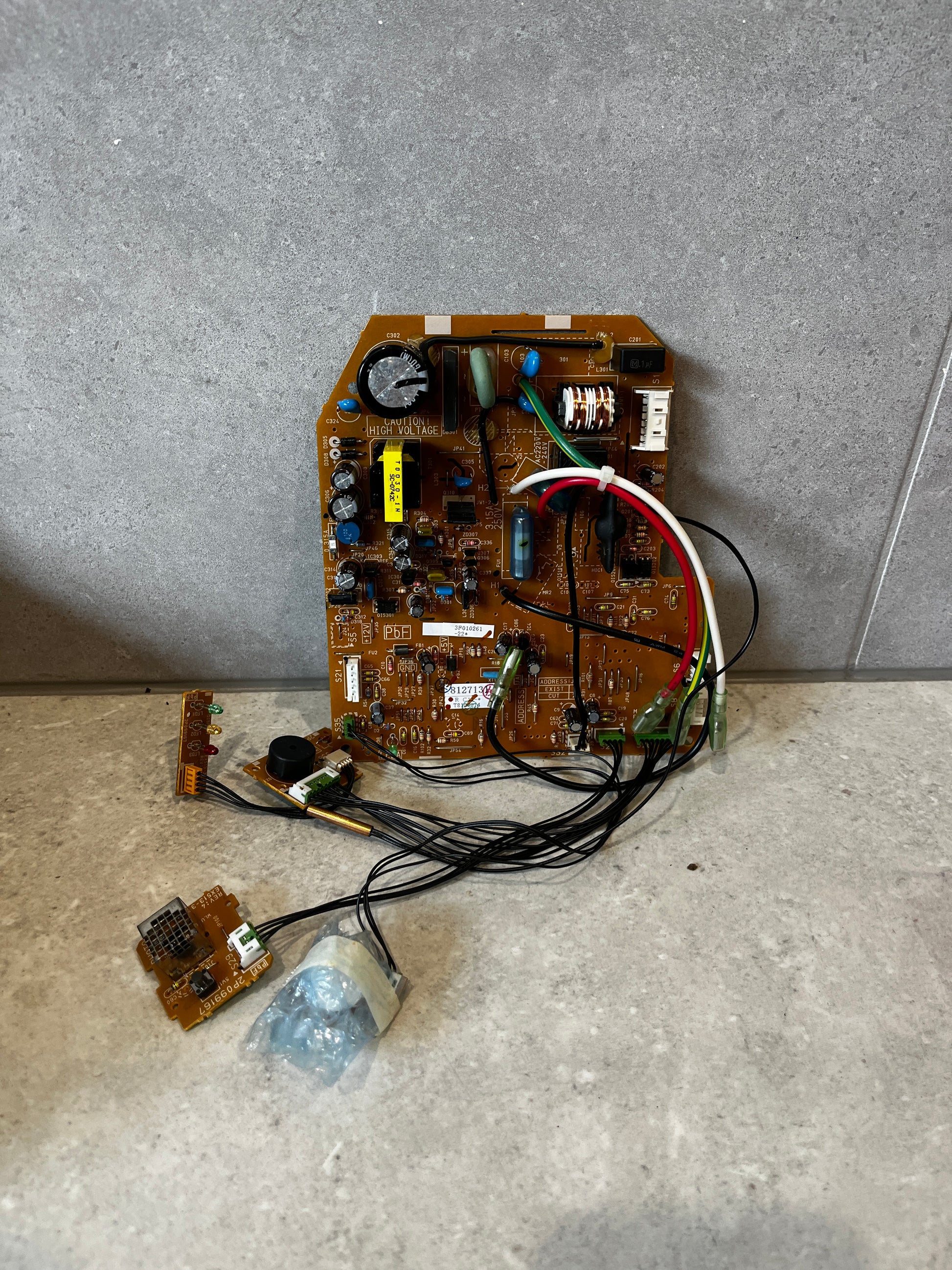 Daikin printed circuit board kit with wiring and modules