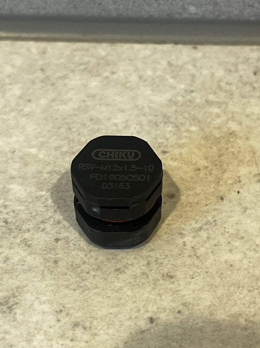 CHIKU RSV-M12x1.5-10 black cable gland on a beige surface