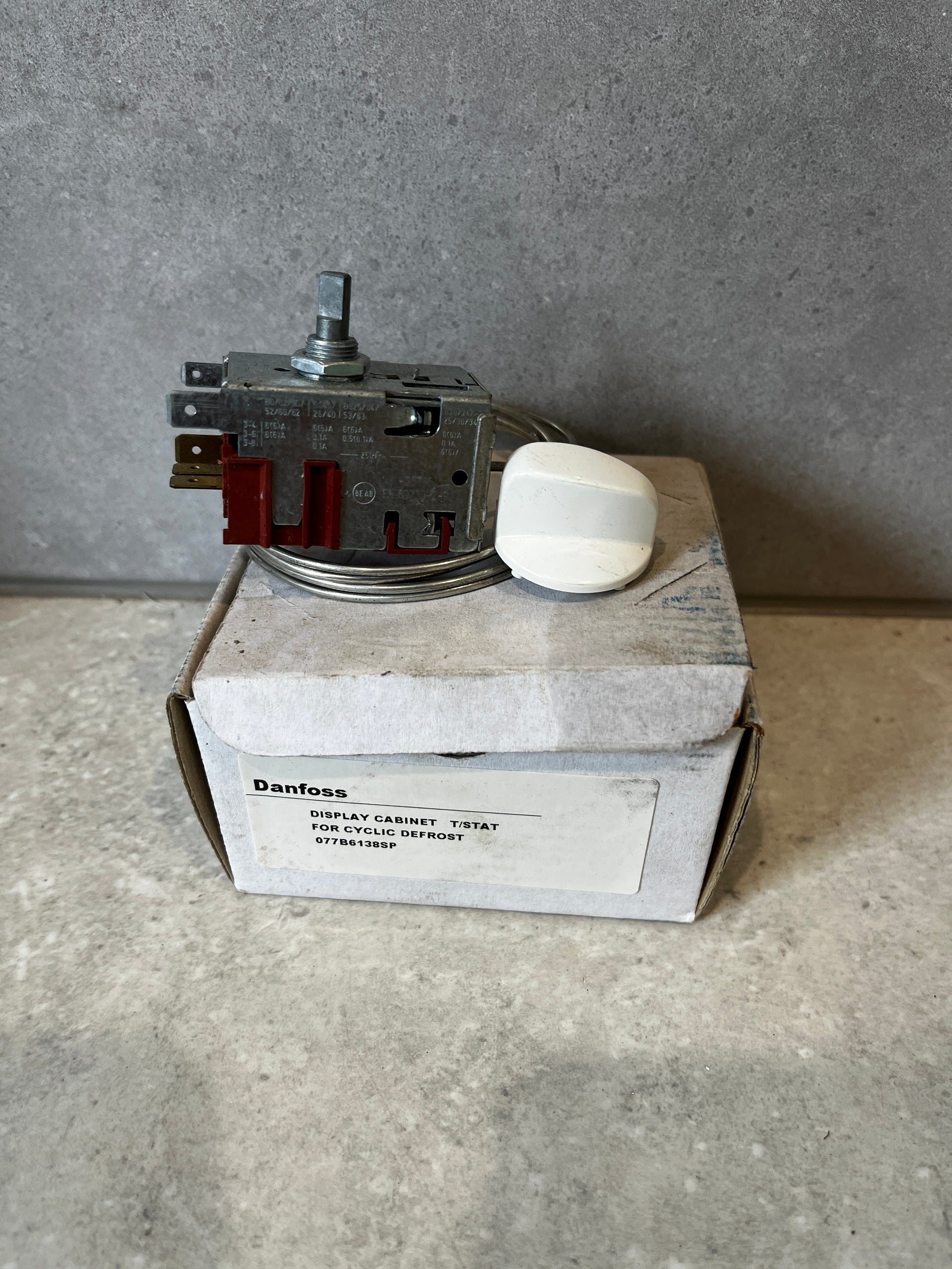 Danfoss display cabinet thermostat with adjustment knob on box
