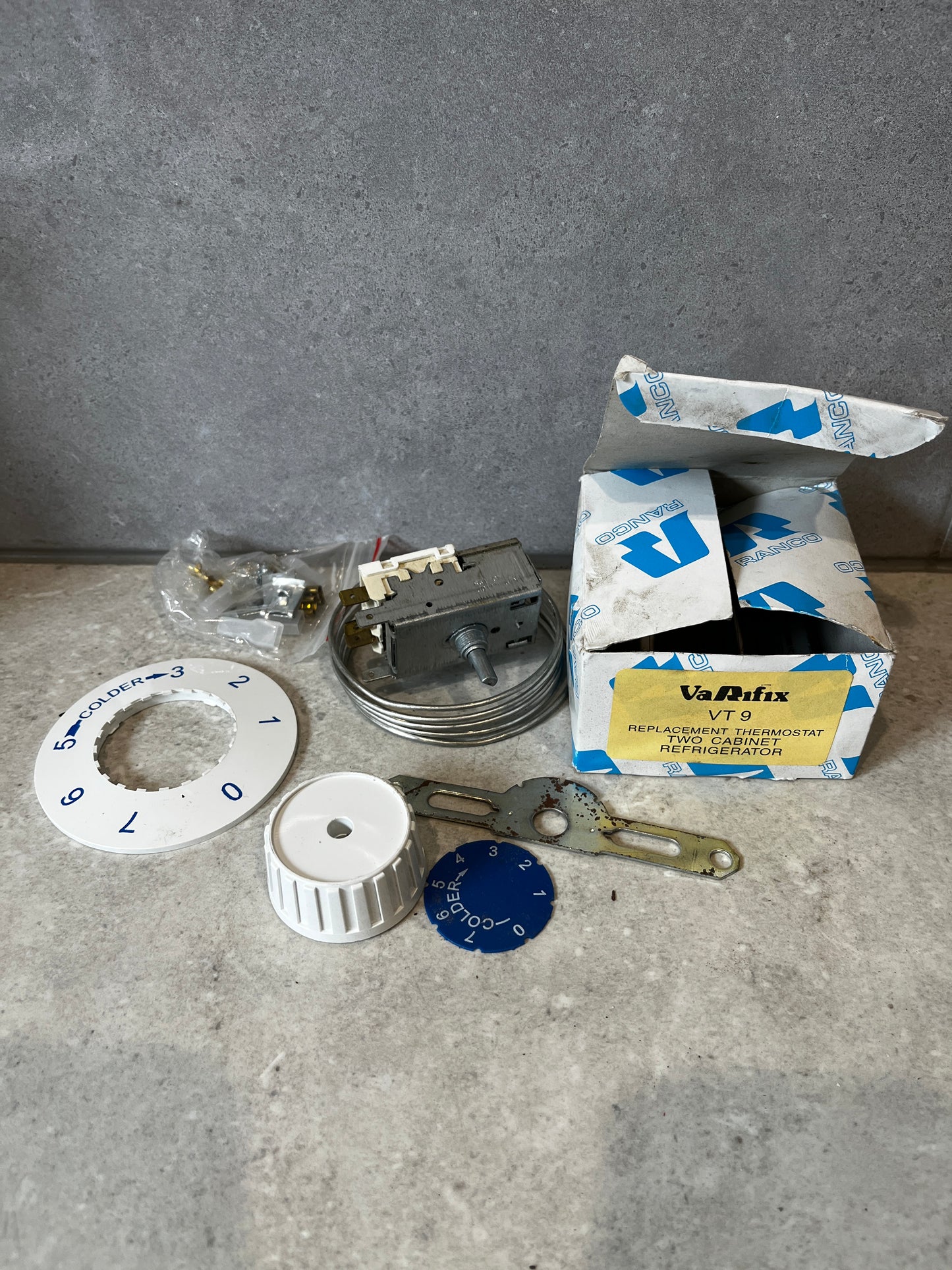 Complete refrigerator replacement thermostat kit with control knob, temperature dial, mounting hardware, and box