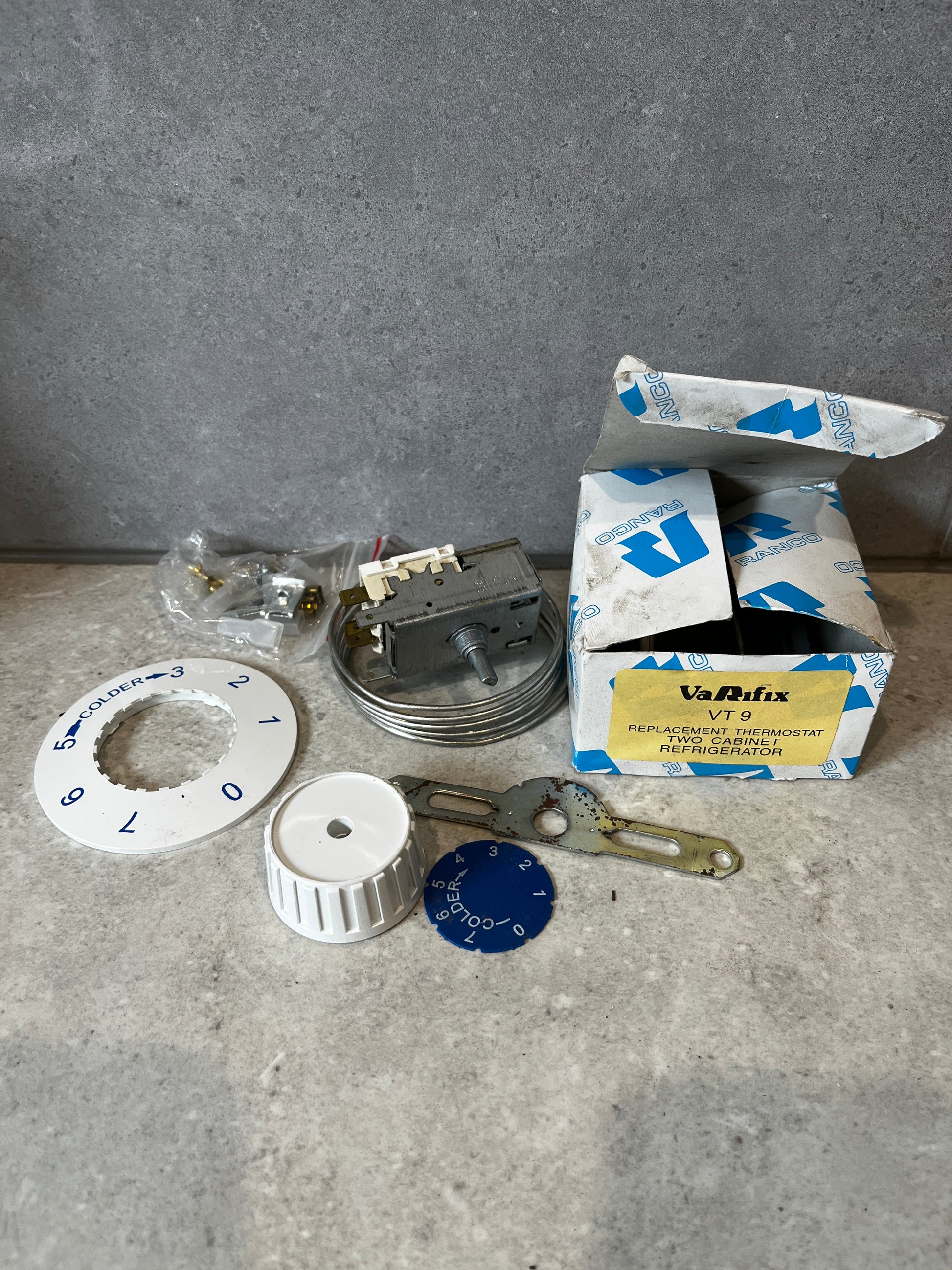 Complete refrigerator replacement thermostat kit with control knob, temperature dial, mounting hardware, and box