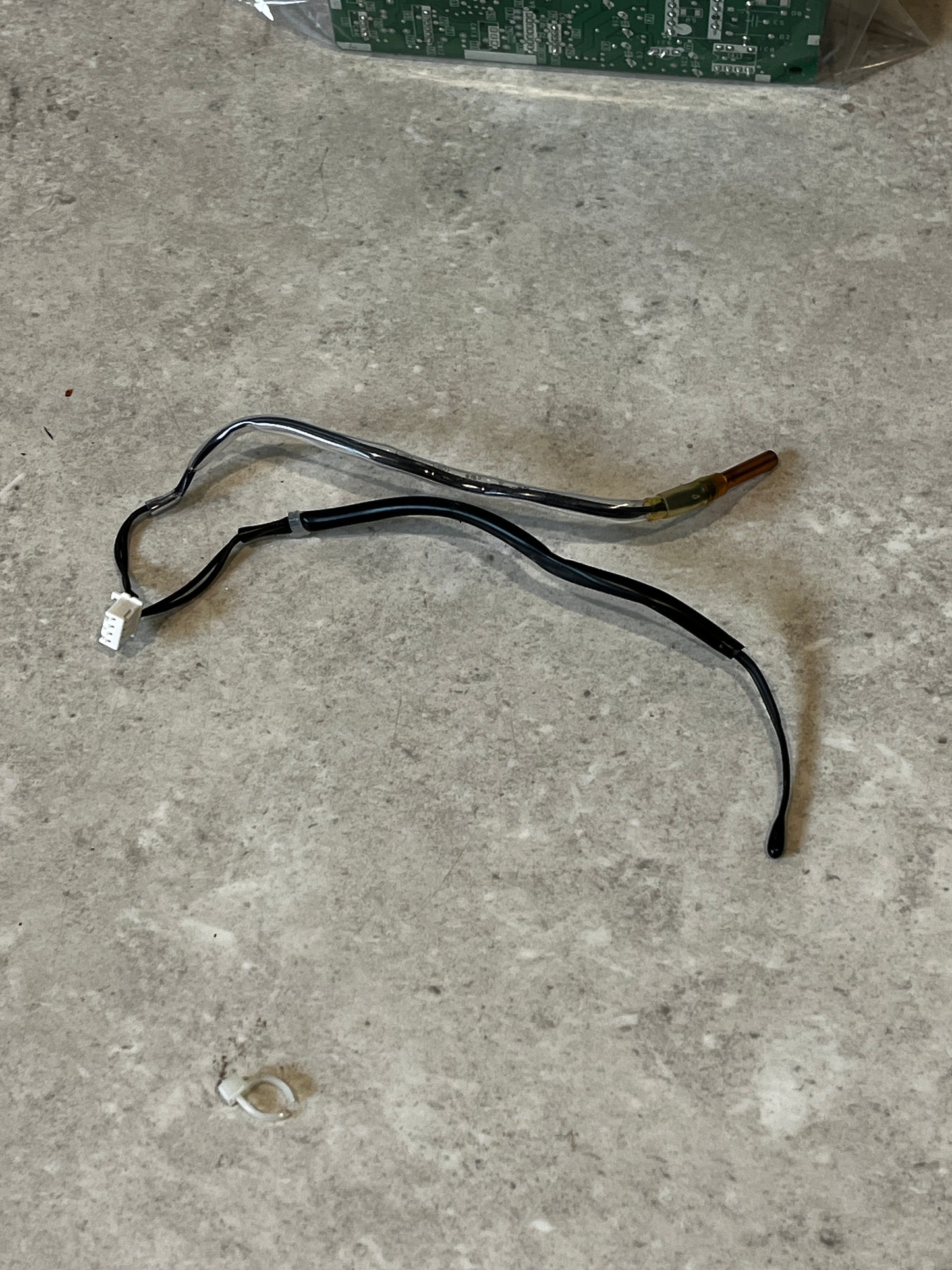 Electronic temperature sensor wire harness with connector and metallic sensing tip