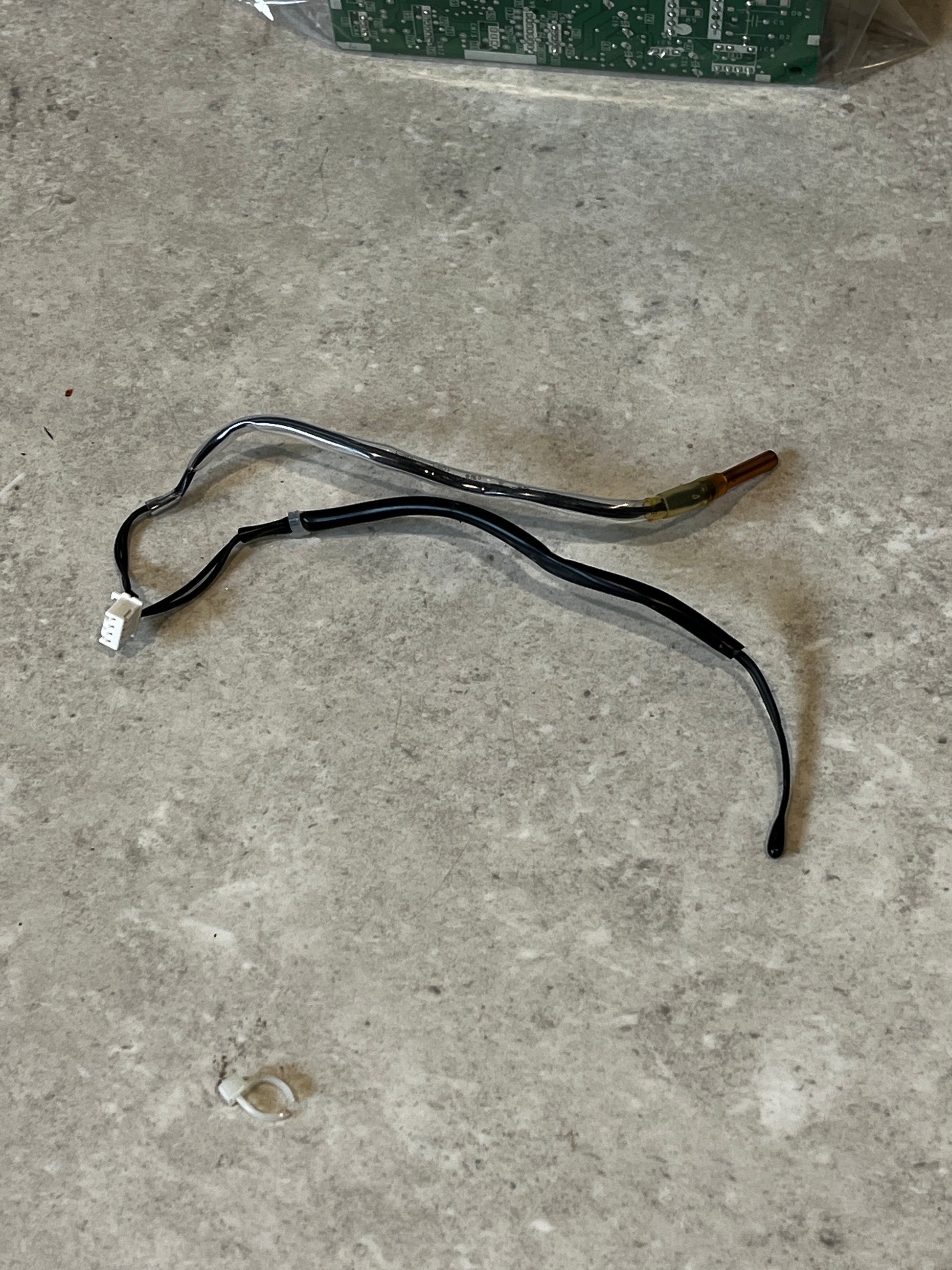 Electronic temperature sensor wire harness with connector and metallic sensing tip