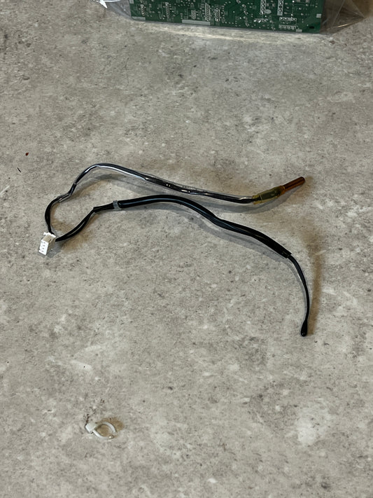 Electronic temperature sensor wire harness with connector and metallic sensing tip