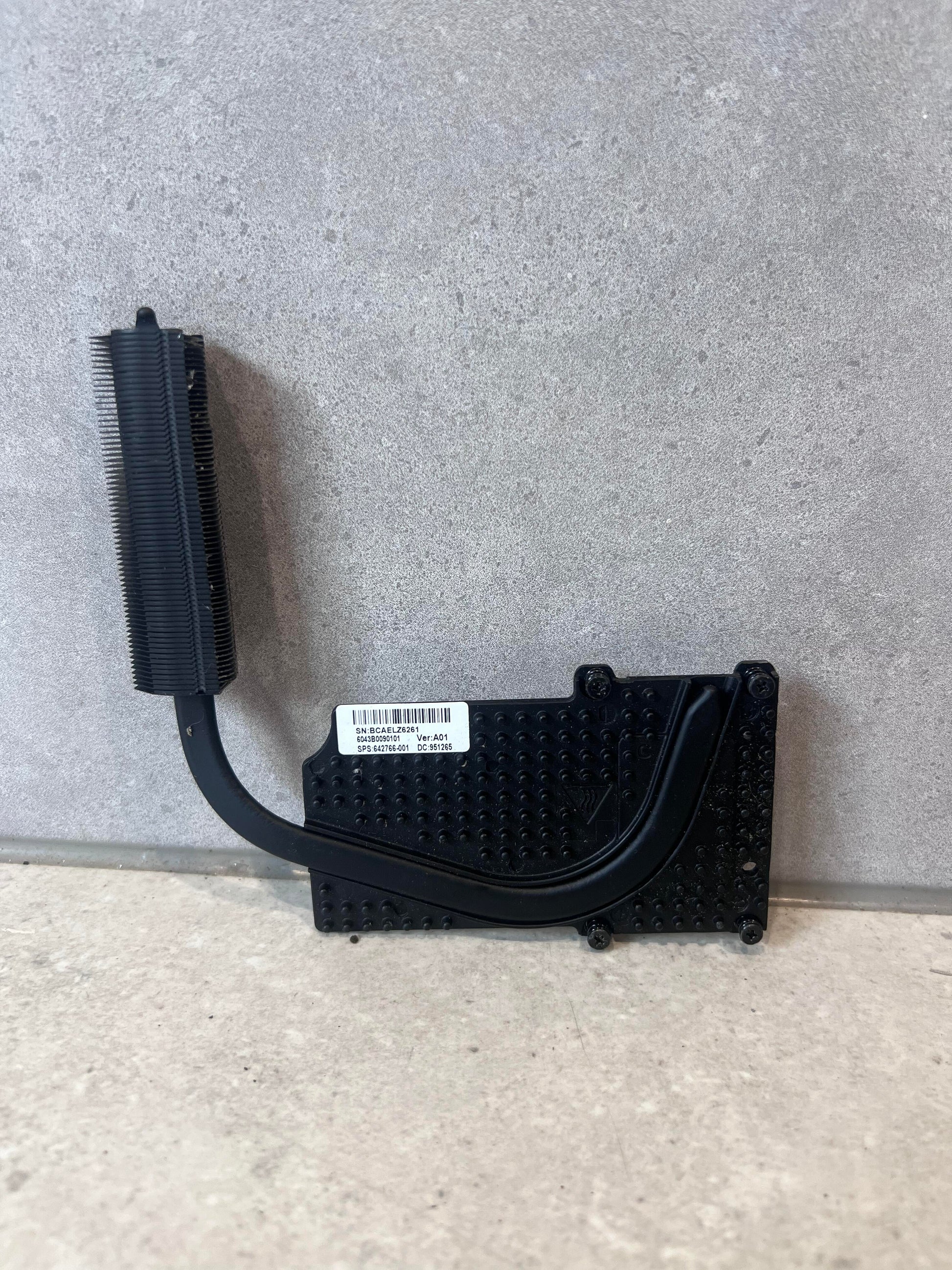 HP laptop CPU heatsink assembly with copper heat pipe and black mounting plate
