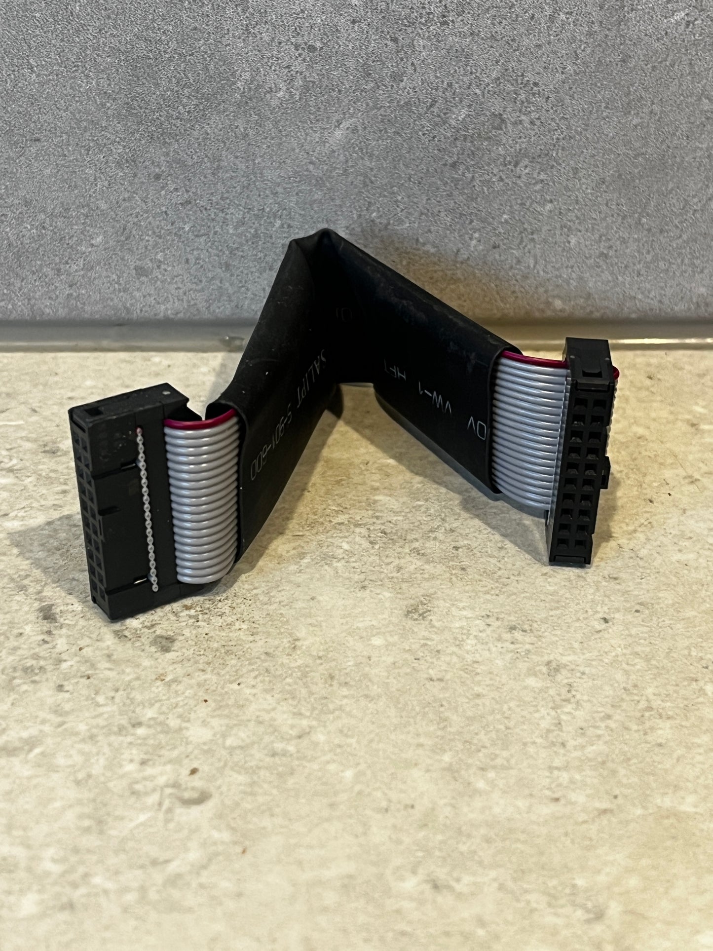 IDC ribbon cable with dual plastic connectors and gray flexible wires