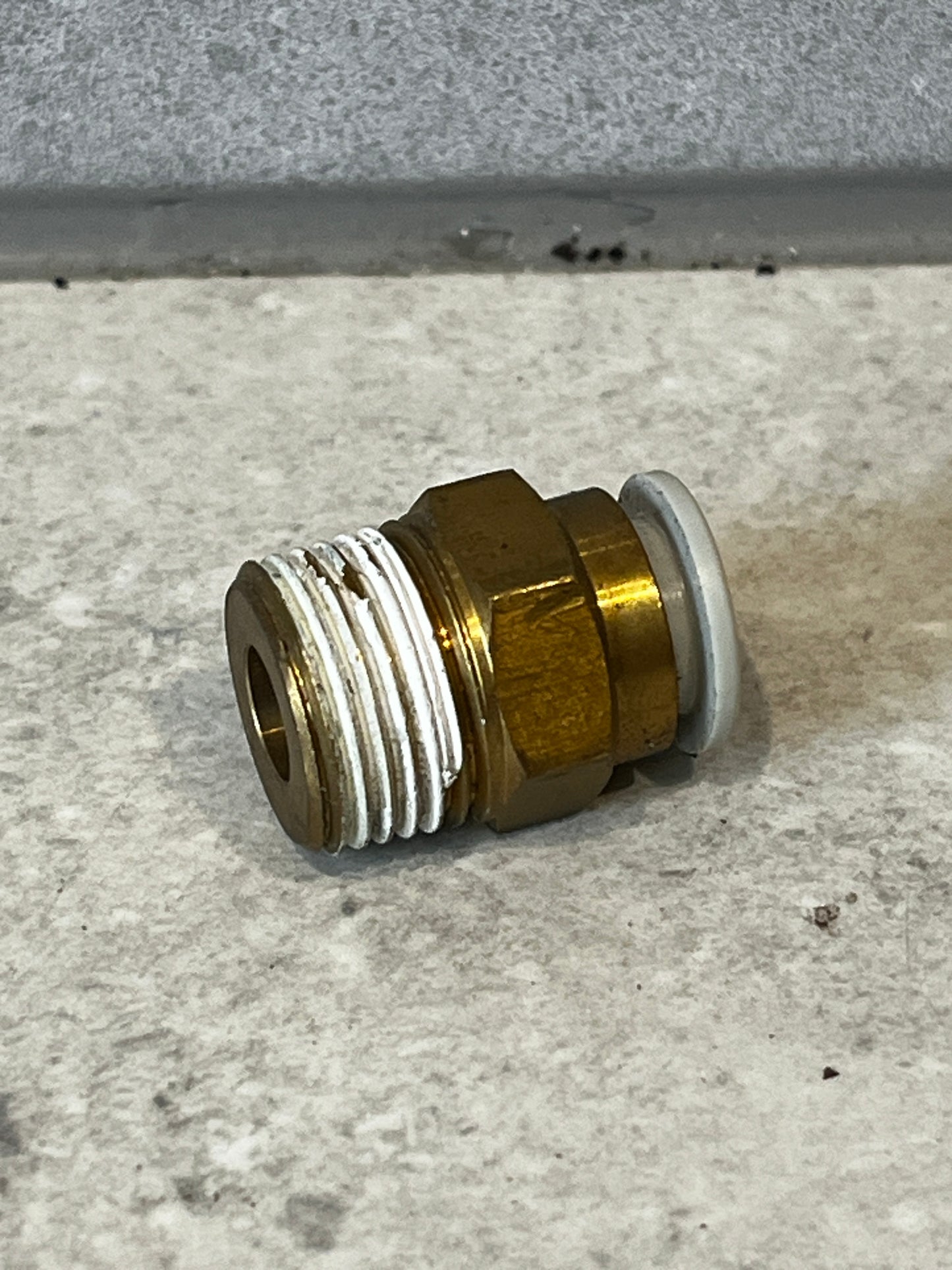 Brass push-to-connect tube fitting with threaded seal